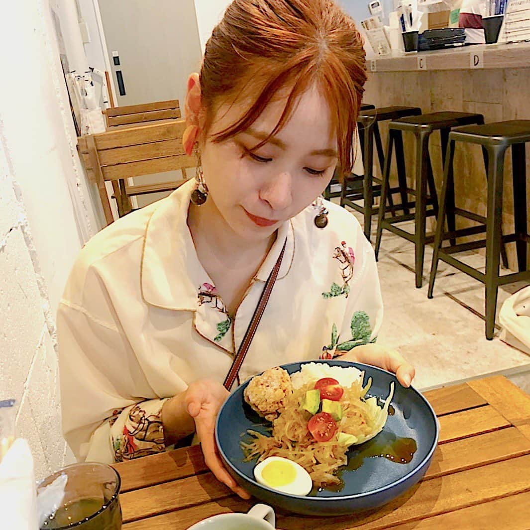 のインスタグラム：「えりちゃんと お仕事終わりに SOMTUM CAFE🧡🙈 ソムタムはえりちゃんと 昔ご飯食べた時から めちゃくちゃどハマりして おうちで作ろうとするくらい 大好きになっちゃって (青パパイヤが手に入らず あの味にはならないけど🥺)  でもランチでソムタム 食べられるところって あんまり見つけられないんです。 だいたいパッタイやガパオ、 トムラムラーメンなどの セットが多くて、 もろちんそれも美味しいんだけど 昼にソムタムが食べられない悲しみが いつもあって🥺  ということで！！ えりちゃんとソムタムを扱う ソムタムカフェにお邪魔しました！  めちゃくちゃ辛くて それがまたとってもおいしくて😭❤️ またえりちゃんと 行こうと思います🇹🇭 (えりちゃんと2人でご飯する時 タイ料理しか食べてない疑惑ある)  #somtumcafe #lunch #🇹🇭 #tokyo #❤️」
