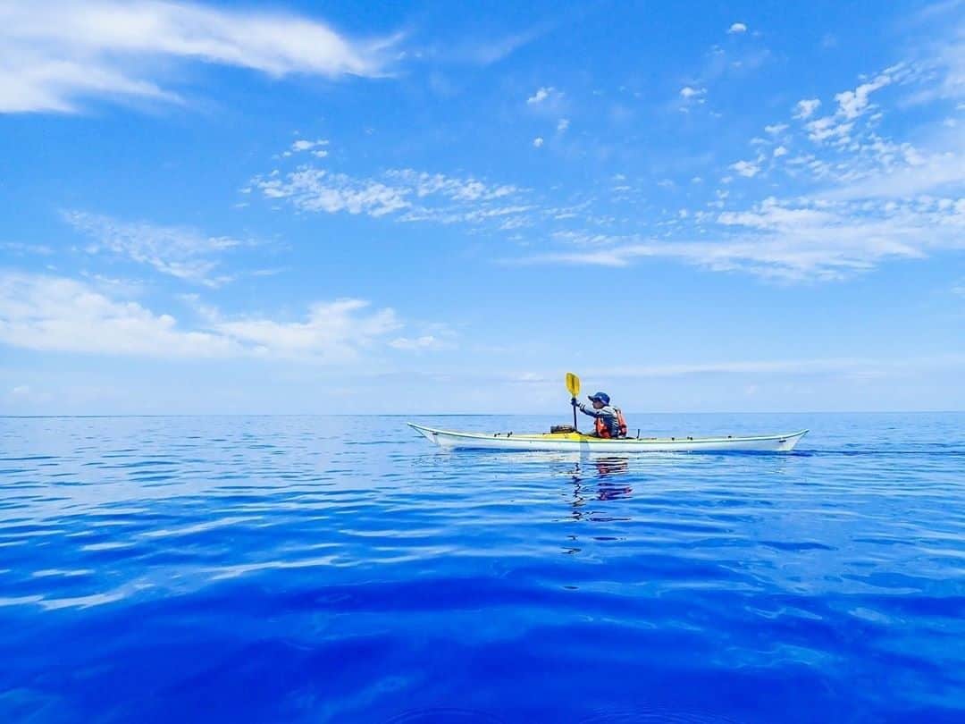 小笠原村観光局さんのインスタグラム写真 - (小笠原村観光局Instagram)「. #ogasawalove のハッシュタグを付けて投稿してくださった素敵な写真を紹介します。  本日の作品は ＠solmar3773　さんのお写真です。  👇🏝コメントも一部ご紹介します。🏝👇  パドルから落ちた水滴が海面に波紋を生み出す。 そんな時は、空と海がつながる時でもある。  完璧な海でした。  こんな海況の中、南島に行くのは久しぶりでした。  #tourism #tour #kayak #ogasawara #chichijima #海遊び #カヌー   👆🏝素敵なお写真をありがとうございました🏝👆  明日から９月になりますね。 内地は今週あたりからようやく暑さも和らいできそうですが、引き続きみなさまご自愛くださいませ！ . 📍小笠原諸島・父島 . ■□■□■□■□■□■□  あなたの小笠原の写真に#ogasawalove のハッシュタグを添えて投稿してくださいね 当アカウントでご紹介させていただきます！  それでは次回の投稿もお楽しみに♪﻿ ﻿  ■□■□■□■□■□■□」8月31日 17時22分 - ogasawara.official