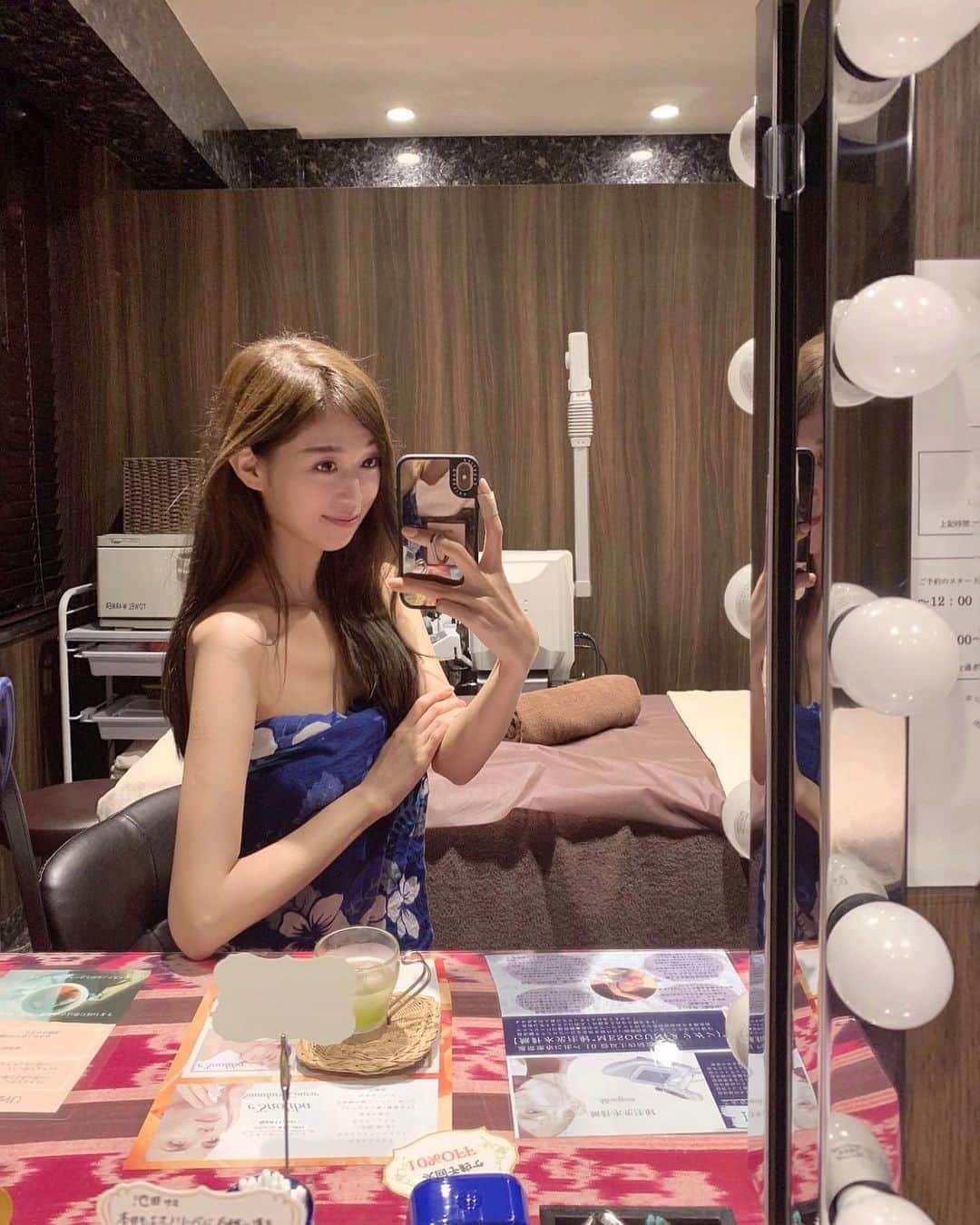 のインスタグラム：「. 前回行ってかなり良かったので、またまた横浜関内にあるエスノリーバ @esnoliba_kannai へ✨ 施術の時着替えるパレオが今回はブルーでした😆🌺 . . 今回もフェイシャルフルコース120分 . ①カウンセリング ②クレンジング ③ハイパーナイフface20分 ④ ハイフface3900shot ⑤ ハイドラフェイシャル ⑥プラズマシャワー照射 ⑦エレクトロポレーション ⑧ヒト幹細胞パック . という内容✨ ハイフは相変わらず顔がキュッと小さくなるし、ハイドラフェイシャルは毛穴の汚れがごっそりとれて感動😍 そして今回はエレクトロポレーションをメニューにいれてもらったのですが、お肌がもっちもちに❣️ . もー本当にスペシャルすぎる内容で毎回感激ものです👏 . 通常クーポン料金が¥35,750なのですが、私のインスタを見たと言ってもらえればなんと初回20％オフで試せるそうです💕 . . #esnoliba_kannai #ms_esnoliba #エスノリーバ横浜関内店 #エムズエスノリーバ #ハイフ #フェイシャル #ハイドラ #ハイドラフェイシャル #プラズマシャワー #無針水光 #水光注射 #無針水光注射 #HIFU #横浜 #みなとみらい #馬車道 #横浜関内 #エステ #定額制エステ #ハイパーナイフ定額制 #ハイパーナイフ #ハイパーナイフ横浜 #ハイフ横浜 #ウルトラリフト #横浜エステ #ニードルピーリングVA #スクライバー #ケミカルピーリング #ハーブピーリング横浜」