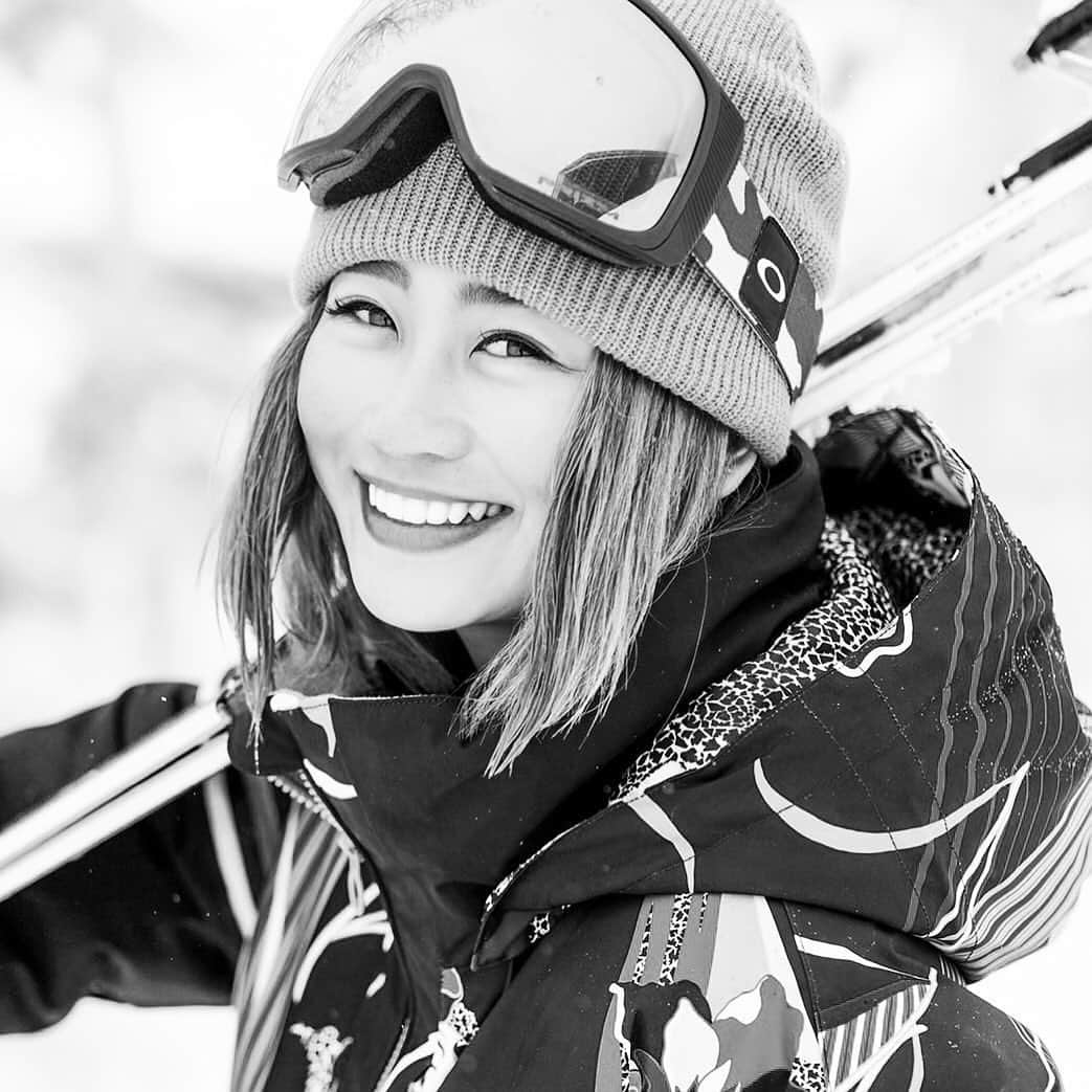 楠怜己さんのインスタグラム写真 - (楠怜己Instagram)「@gosnowresort スノー業界を守っていく為に。 スキー、スノーボードが大好きな人達が雪の上にいる為に。  コロナ禍でもスキー場が安全だから遊びに行って良いのだ！とみんなが思い、広がる事をゴールに。  その為にはやらなきゃいけない事があります。 スキー場での安全の確保です。 基本アウトドアでゴーグル、フェイスマスクをする習慣があります。注意するならばレストラン、トイレ、ゴンドラをどうすれば安全に提供できるか？  こういったものをクリアしていき、皆さんに賛同してもらい、ウィンター業界を守っていきたい。 私は @gosnowresort のアンバサダーの一人として全力で協力します！ 賛同して頂ける方は是非シェア、フォローをお願い致します。 #GoSnowResort @gosnowresort」8月31日 11時56分 - reimikusunoki