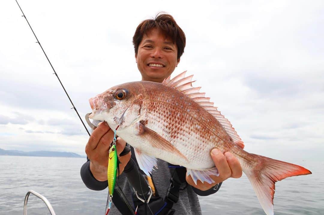 ジャッカルさんのインスタグラム写真 - (ジャッカルInstagram)「JACKALL New Saltwater fishing contents "USHIO" starting on official YouTube channel.  さまざまなソルトウォーターフィッシングを紹介する動画シリーズ”USHIO(ウシオ)”が公式YouTubeチャンネルでスタートとなりました。  記念すべき第一回は、大阪湾より”都市型 海遊び”を発信する遊漁船 F×F のキャプテンを務める中島成典プロが登場し、オフショアソルトゲームで人気上昇中のスーパーライトジギングゲーム(以下、SLJ)の魅力を余すことなくお伝えします。  もちろん、現在も続々と撮影中ですので、ぜひ御覧ください  #jackall #ushio #saltwater #saltwaterfishing #fishing #jigging #casting #SLJ #ジャッカル #潮 #釣り #フィッシング #ジギング #タイラバ #鯛ラバ #スーパーライトジギング #海釣り」8月31日 11時57分 - jackall_jp