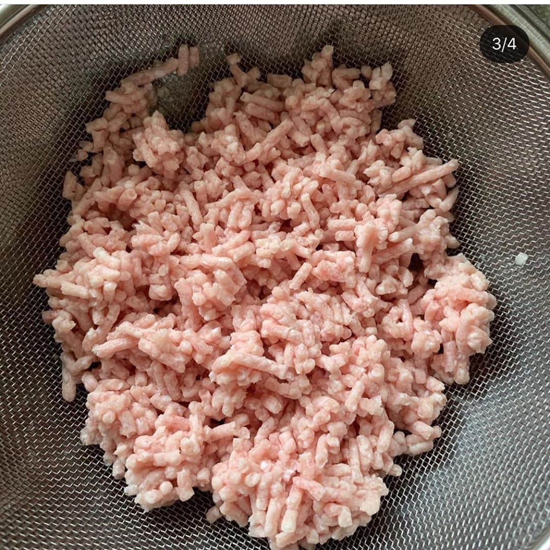 工藤万季さんのインスタグラム写真 - (工藤万季Instagram)「安価なハンバーガーのパテが本物の肉じゃないとよく聞いていたけど、こういうことか😏っと @7n_an_a7 さんの実験で納得。  ミンチ肉安売りーに飛び付いてたらそれは半分肉じゃない事実… 世の中はこんなことが普通に食品で起きてるのね。 大手のファストフードのハンバーガー、チキンナゲットあたりヤバそう😛 そして、子供大好きウインナーやベーコン、ハムあたりも…☹️  こんなことが発明できることもすごい。笑 そして、ガイアの水で増し肉部分が溶けるのもすごい😂🧡🧡🧡  最近になって3歳までのマグ美ちゃんの食育が本当に良かったなぁ〜っとつくづく思う。  あとびっくりこいたんだけど 離乳食ってレトルトを最近はあげるのが普通なんだね！😂  外食して、周りを見てたらチラホラいてびっくりこいた。 いいとか悪いとかではなく、びっくりこいた。笑  目を向けて変えられる部分から変えてこ🧡 そして、食べても出せるカラダを作ろう🧡  @7n_an_a7 さんの実験 👇  #Repost @7n_an_a7 with @get_repost ・・・ 《加工肉について🥩》  先日、 @makikudooo さん @kaoriand86 さん @ikuno555 さん のインスタライブにてお話されていた挽肉の加工のされ方が気になりとある実験をしてみました!!  みなさんもご存知の方は多いかと思いますが、ハムやベーコン、ウインナーなどのお肉を使用した加工食品には味を良くしたり保存期間を長くしたりする為に添加物がたくさん入っていますよね🙄 そのような添加物がお肉にも使用され販売している可能性があるという事だったので、そちらを調べてみたくなり2軒で購入した挽肉を使い調べてみました👍  写真1枚目、2枚目の上のボウルの中のお肉は大手スーパーで購入したもの、下は精肉店から卸しているスーパーで購入したものになります💡 こちらをガイアの水に浸してみてまず、数分で着色されていたのか水が赤く滲んできました！！ そのまま浸し続ける事、約30分… 少しすすいだ後に水を切りザルにあげてみた所、下のボウルのお肉は挽肉の形を留めているのに対して、上のお肉は跡形もなく、まるでこねたかのような姿になってしまいました…😳😳😳  何故このような姿になってしまったのでしょう？🙄 それは挽肉に加工する段階でお肉をリン酸塩に漬け込んで水分を吸い込まてグラム数を上げてからミンチにしているからなのです🤯 なのでガイアの水に浸したことにより溶けて増した分がなくなってしまったのです😨  リン酸塩はカルシウムの吸収を阻害します。 吸収阻害することで、食品に含まれているカルシウムは吸収されず血液中に残ってしまうので、身体は排泄しようとします。 腎臓はこの排泄を促すために疲労します。 カルシウムの排泄が促されると今度は血液中のカルシウムが減り、骨を溶かし血液中のカルシウム濃度を一定に保とうとします。 そうすると骨は脆くなり、老化を早めるリスクが上がります。 また腎機能への悪影響、副甲状腺への悪影響も出てきてしまう可能性があるのです💦 怖いですよね😢  お肉は品質表示には添加物は書かれていないので、普段購入しているお店がどのようにして加工してお店に並べているかしっかり見極める必要がありそうですね🧐  @kaoriand86 さんもこちらの件を投稿して下さっているので気になる方はチェックしてみて下さい💕  #BHCL #BHCLメソッド #食べて痩せる #キッチャリークレンズ #一生無理なくスリムな私 #ナチュラルライフダイエット #NLダイエット #NLD #ガイアの水」8月31日 11時58分 - makikudooo