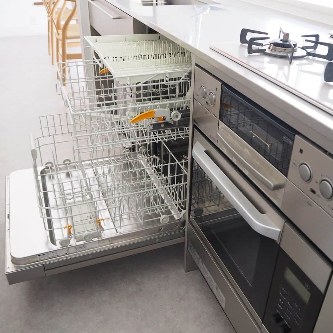ムクリ［mukuri］さんのインスタグラム写真 - (ムクリ［mukuri］Instagram)「・ 「オーダーだからこそ叶った今の暮らしのカタチ」 造作キッチン、少しずつ採用される方増えています。 理由はそれぞれで、 インテリアに合うようなデザインだったり、 収納を自分好みにぴったりと作りたかったりなどなど。  5人家族の @tama.living さん。 海外製の食洗機はどうしても導入したかった機器のひとつ。 国内メーカーで対応できるのはハイクラスのものばかりと 予算の兼ね合いもあり断念。  "オーダー"と聞くと敷居が高く感じていたものの 思い切って話を聞いてみると、 デザインはもちろん、真摯な対応にも惹かれ決めることに。採用されたのはインターテックさん。  そこから回遊動線に至った経緯や、 モールテックスでできたダイニングテーブルとそのお手入れ方法に関してもご紹介しています。  ぜひ、参考にしてみてください♪  ▶︎tamaさんのキッチン情報 --------------------------------------- ◯キッチン本体 ・メーカー：インターテック／オーダー品 ・サイズ：高さ840×幅2550×奥行650  ◯キッチンカウンター ・サイズ：高さ900×奥行350  ◯カップボード ・メーカー：インターテック／オーダー品 ・サイズ：高さ900×幅3650×奥行500  ◯吊り戸棚 ・メーカー：アイカ工業／面材品番：TJY４５９K ・サイズ：高さ470×幅3160×奥行375 ・カップボードとの距離⇅：630  ◯飾り棚 ・サイズ：幅1857×奥行250 ・吊り戸棚との距離⇅：286  ・カップボード天板との距離⇅：319（タイルに合わせて微調整しました）  ・棚下ポール ：KAWAJUN  ◯キッチン背面タイル ・メーカー：平田タイル／Paletta  ◯ダイニングテーブル ・メーカー：造作  ・サイズ：幅1800×奥行き900 ---------------------------------------  ▶︎ご紹介した記事 https://mukuri.themedia.jp/posts/6362908 「造作」のカテゴリーよりご覧いただけます  #キッチン #kitchen #オーダーキッチン #造作キッチン #miele #平田タイル #カウンターキッチン #モールテックス #台所 #造作 #マイホーム計画 #マイホーム記録 #家づくり #家 #おうち #新築 #新築一戸建て #注文住宅 #工務店 #インテリア #kitchen #シンプルインテリア #海外インテリア #北欧インテリア #収納 #整理収納 #シンプルな暮らし #暮らし #くらしの編集 #暮らしを楽しむ」8月31日 12時05分 - mukuri_official