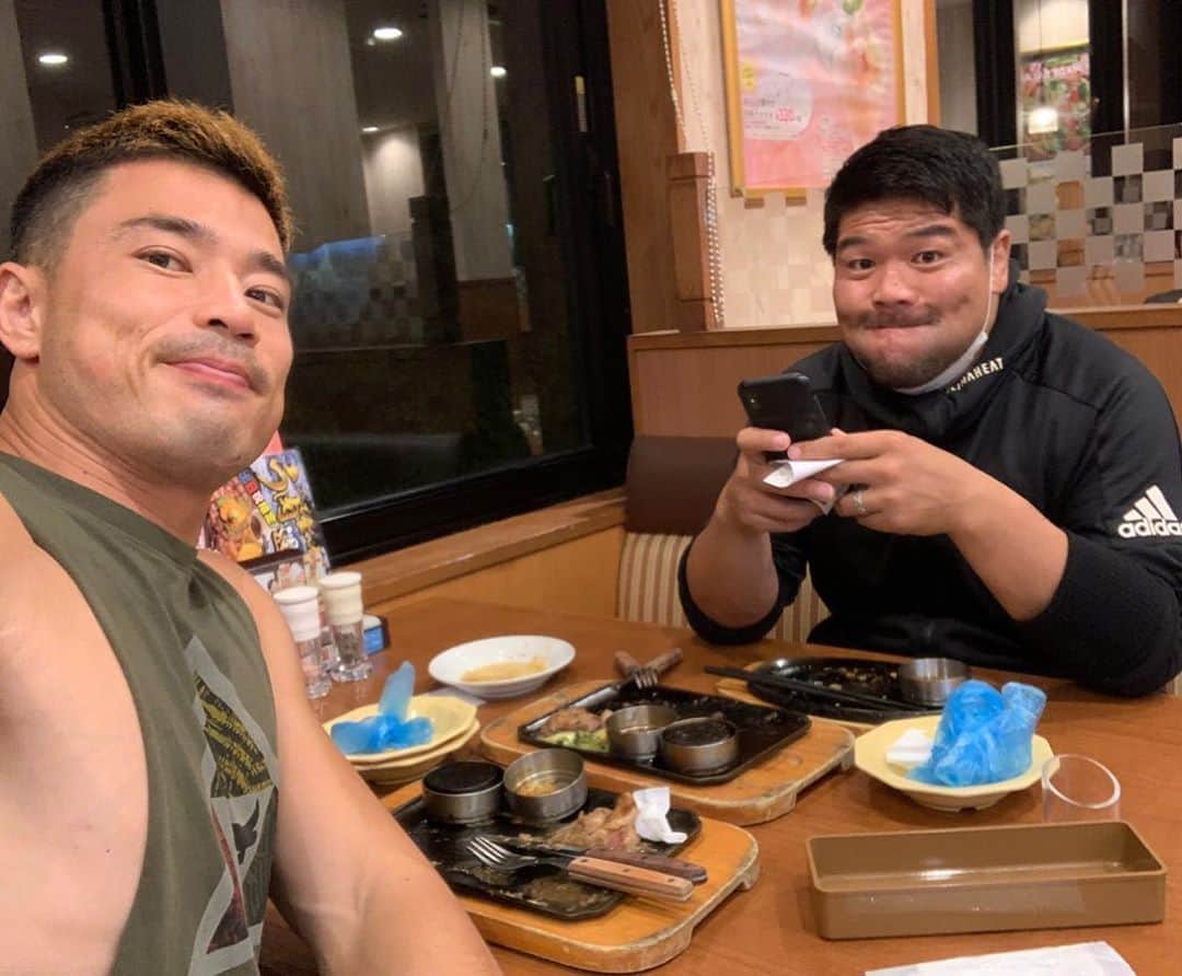 のインスタグラム：「1週間以上、同期の山ちゃん(#山田章仁 @yamadakihito )の家に居候してたで候。  山ちゃん、ありがとう！ 良い話いっぱい聞けたし、ご飯作ってくれて♫  Be Strong,Be Better  皆さんが健康でありますように！  #ラグビー #rugby #同期 #1985 #昭和60年 #35歳 #山ちゃん #WTB #ウィング #友達 #Friends #生き方 #人生が動いた #かも #心は動きました #ソーシャルディスタンス #SocialDistance #寝食を共に #居候」