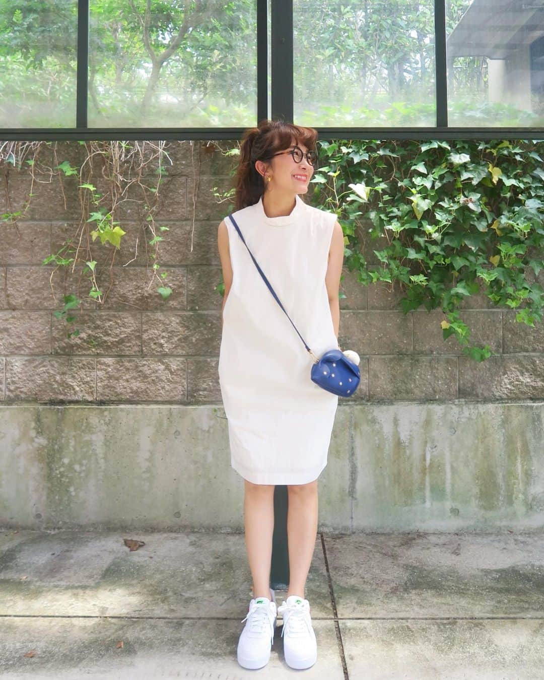 Mai Wakimizuのインスタグラム：「人気シリーズオラフワンピのニューバージョンが今週再入荷します！このワンピの1番の魅力は、横から見た時のボックス型シルエット♡シャカシャカ生地をイメージされてる方が多いみたいですが、どちらかというとガシガシ。高密度な固めの生地なので、これから秋に向けてぴったりです♡私のお気に入りはホワイト！カラーのカーディガンを羽織ったり、Gジャンやレザーを羽織ったり(4枚目)、ホワイトだと色を選ばなくて良いところが有難い♡ #wakkinstyle#coordinate#ootd#ママコーデ outer:#linkable @linkable_official(9月4日まで予約販売中) dress:#linkable @linkable_official(9月3日再入荷予定) bag:#loewe shoes:#nike sunglasses:#oliverpeoples」