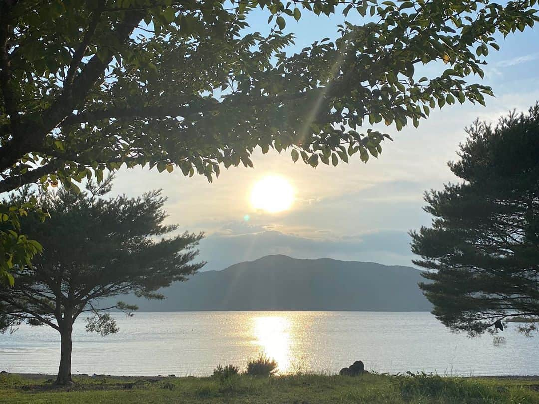 タヤネさんのインスタグラム写真 - (タヤネInstagram)「🌞  #lakemotosu #本栖湖 #beautiful #sunnyday #weekendgetaway #nature #grateful #summertime #goldenhour」8月31日 12時17分 - thayaneinazu