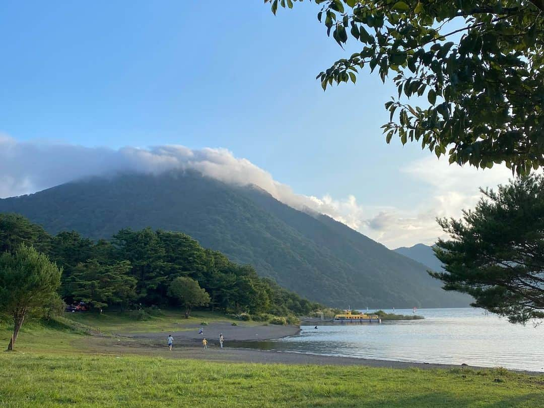 タヤネさんのインスタグラム写真 - (タヤネInstagram)「🌞  #lakemotosu #本栖湖 #beautiful #sunnyday #weekendgetaway #nature #grateful #summertime #goldenhour」8月31日 12時17分 - thayaneinazu