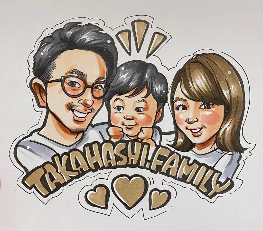 似顔絵★𝗚𝗢𝗥𝗜𝗞𝗜𝗡𝗚のインスタグラム：「. . . 先日の一枚❤️❤️  二枚のご依頼でしたが 一枚のみご紹介😍✨ . . 旦那様が特にそっくりにかけたようで 笑いが止まらないほど喜んでもらでしたww🤣✨お子様もぽちゃぽちゃほっぺが可愛かったです❤️❤️❤️  . . 最近このデザイン人気😎💕 . .  ご依頼ありがとうございました🙇‍♀️✨💕 . . .  ❌❌現在は、予約受付終了してます❌❌ 。 . . .  2020年度ご予約のお客✨ 現在55番までの方へ案内中です🌟✨💕 DMの確認いただきgmailへ返信宜しくお願い致します🙇‍♀️🌟✨✨ . . . .  次回の予約応募は、2020年のご予約分を書き終える予定の 来年春から夏頃の、、、予定です。 ※あくまでも予定なので前後します🙇‍♀️ . . . .  オーダー再開の際には 人数制限あるため必ず予約ができるわけではございません。 そのことも踏まえた上で 次回ご検討いただけると嬉しいです(^^) . . また、結婚式の使用を考えてくださる方も多いです✨  前々からお伝えしていますが、 基本的に予約順に対応しているため、 近々の納期を希望される方は、 対応できないこともあるので、 あらかじめご了承ください💦 . . . . . ※今回予約が取れた方へ※ . .  写真がまだ用意できてない、入金が遅れそうなど、状況により、順番が前後することもございます‼️ あらかじめご了承ください。 。 . . . また、芸能人、キャラクターのオーダー、パロディ風オーダーはお断りしています。  芸能人については、ご本人様に直接プレゼントなどはOKです。 . . . . . . 💰料金表は過去投稿記事みてね❤💰 . . . . . ➡️ハッシュタグ⇨ goriking117料金表2019⬅️ . . ✨✨✨✨✨✨✨✨✨✨✨✨✨✨✨✨ @by.goriking のアカウントでは、 過去書かせて頂いたお客様方からの、 似顔絵のその後のお写真をいただき、 投稿しております^ - ^❤️❤️ 玄関に飾ってある似顔絵、 渡した瞬間のお写真、 ご本人とのお写真などなど💕 いろんな場面でのお写真お待ちしております^ - ^✨⭐️ . . . .  #似顔絵#pencildrawing#drawing#pencil#illust#painting#art#artwork#絵描きさんと繋がりたい#似顔絵師#gorikingの似顔絵屋さん#仲良し夫婦#愛息子#息子#子供#男の子#シンプルコーデ#kids#kidsfashion#仲良し親子#仲良し家族#kids_japan#子供のいる暮らし#❤️#comicart#anime#animeart#comicartist#animejapan」