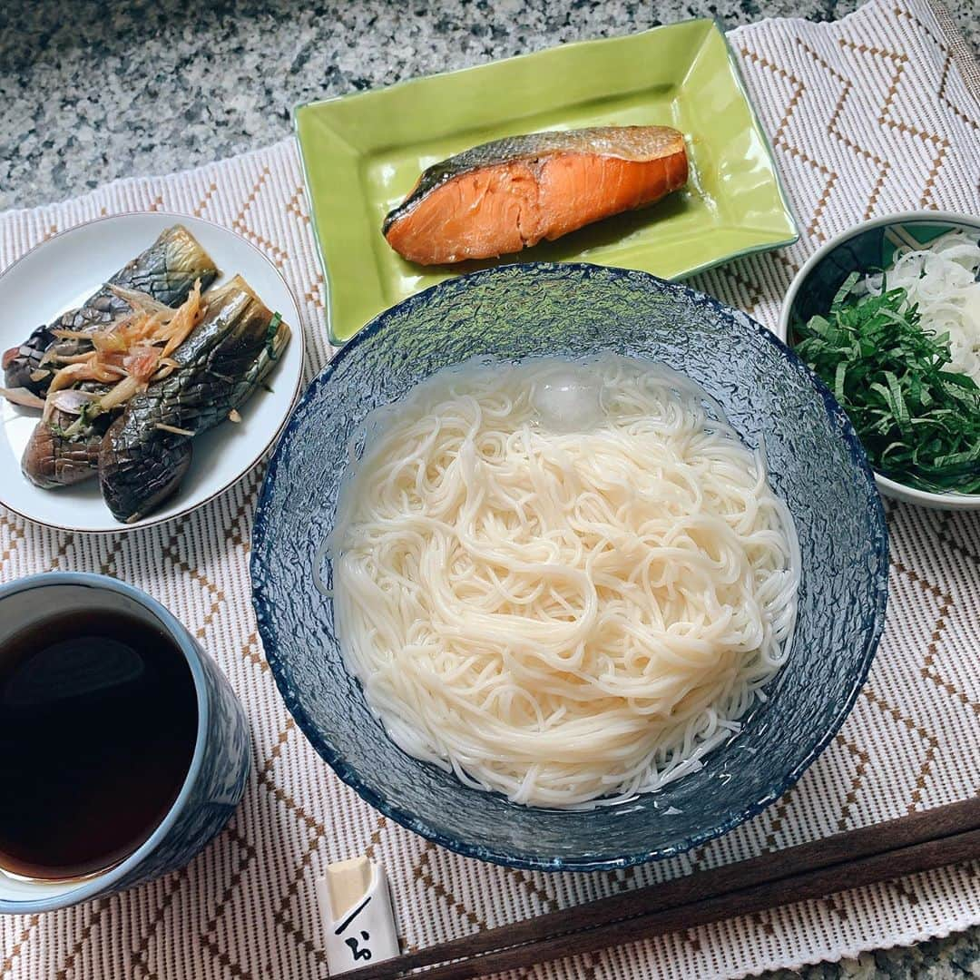 多岐川華子さんのインスタグラム写真 - (多岐川華子Instagram)「今日で8月も終わりか〜🎐まだ夏を感じていたいのでお素麺を。  鮭は美容やアンチエイジング、健康、ダイエット。。全てにとても良い栄養が含まれているので積極的に食べてます☺️ . +茄子の焼き浸し +焼き鮭 +素麺 . . #food#foodstagram#instafood#home#lunch#おうちごはん#夏ごはん#昼ごはん#ランチ#素麺#素麺ランチ#残暑#夏の終わり#栄養#免疫力アップ#焼き鮭#茄子の焼き浸し#美容飯#健康ごはん#はなこ飯」8月31日 12時16分 - hanako__official