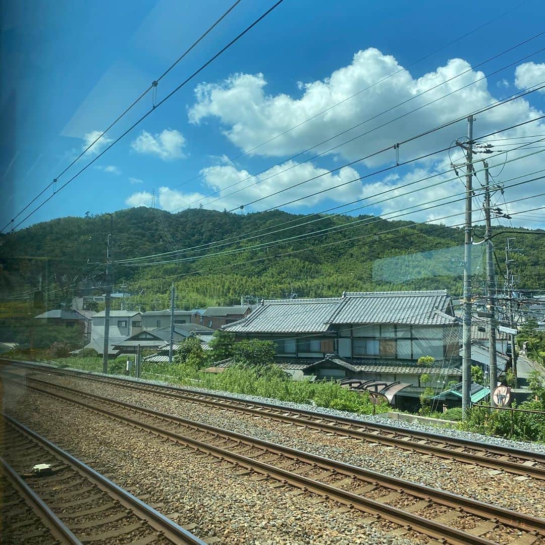 長谷川ヨシテルのインスタグラム：「車窓から#天王山 ！ #明智光秀 vs #羽柴秀吉  #山崎の戦い 🏯」