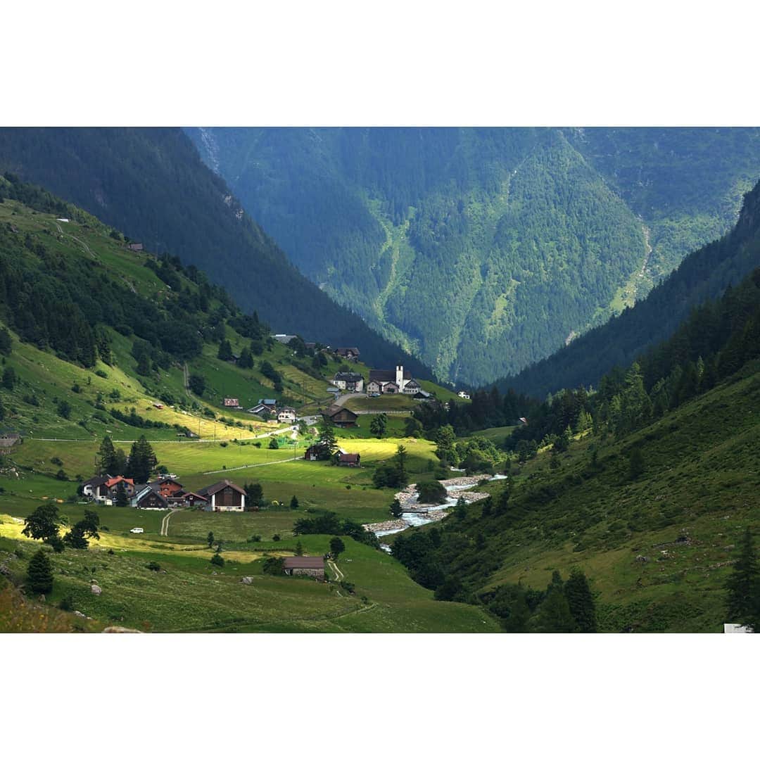 テレビ朝日「世界の街道をゆく」さんのインスタグラム写真 - (テレビ朝日「世界の街道をゆく」Instagram)「アルプスの懐へと続く道を進みます。トンネルを抜ける度に標高が上がって行くのを感じます。かつて人は川の流れが造り出した谷を歩いて進みました。これがスイス人の原風景なのだと土地の人が呟きます。 迫り来る標高3000メートルを超す山々。トラックの運転手が語ってくれました。幾つもの峠に道を切り開き、地域と地域を結んだことが、スイス連邦の礎となったのだと。地球の素顔とも言える風景の中を進みます。 スステンパス。標高およそ2300メートルからの眺め。人の手により拓かれた道を自動車、バイク、そして自転車がゆきます。日差しを照り返す雪解け水を見つめ、女性が「風になった気分だ」と微笑みました。  #世界の街道をゆく #キヤノン #テレビ朝日 #坂東巳之助 #canon #アルプスの麓平和と共存の道 #スイス #スステンパス #SWITZERLAND #Svizzera #Sustenpass」8月31日 12時19分 - tvasahi_kaidou