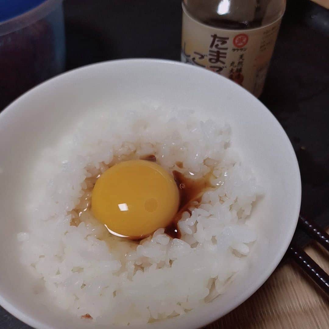 松本隆博のインスタグラム：「。 正しく今、TKGを食べようとした 瞬間、BADタイミング(T ^ T)、 玄関ピンポ～ン♪…宅配便だ。  パンツ一丁やったが、えーい もうええわとそのまま出たら、 Amazon宅配のうら若き女性の 配達員さんでした💦 Tシャツ思いっきり下に伸ばし ながら片手でサインしました。 (~_~)  人生遊歩道～」