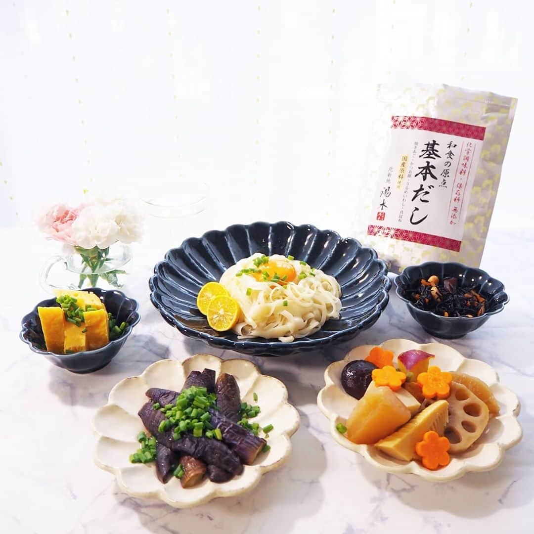 Kuboi Ayumiさんのインスタグラム写真 - (Kuboi AyumiInstagram)「毎日のごはん。﻿ 中華や洋食もいいけど、やっぱり和食が落ちつきます。﻿ ﻿ 和食に欠かせないのがお出汁。﻿ おだしがおいしいと、味が決まりやすいのでいろいろ試しているのですが﻿ 「和食の原点 基本だし」が最近のお気に入りです。﻿ 『日本料理 北新地 湯木』のだしの味をご家庭用に再現したものなのですが﻿ 焼きあご、真昆布、かつお節、うるめいわしといった国産の上質な素材にこだわっているので家庭料理が高級料亭の味に！﻿ ﻿ 基本的な使い方は400ccに対して1パックのお出汁を煮出すだけ。﻿ お好みで濃くしたり、袋をやぶって中身をそのまま混ぜて使ったりも。﻿ ﻿ このお出汁を使って、和食定食を作ってみました。﻿ ﻿ ・なすの煮びたし﻿ ・出汁巻きたまご﻿ ・ぶっかけうどん﻿ ・ひじき﻿ ・煮物﻿ ﻿ ﻿ ほかにも定番のお味噌汁や炊き込みご飯、お茶漬けもおいしくなりますよ。﻿ ﻿ 無添加の化学調味料・保存料を使っていて、調味料も微量のお塩のみなので、小さい娘たちがいても安心して使えます。﻿ おいしいお出汁があると、料理が上手になったと錯覚しちゃいますね（笑）﻿ ﻿ ﻿ @yuki_shinten﻿ ﻿ #おうちごはん #おうちカフェ #おうち時間 #おうちじかん #お取り寄せ #お取り寄せグルメ﻿ #日本料理 #湯木 #yuki #だし #dashi #出汁 #無添加 #日本の味 #かつお節 #昆布 #焼あご」8月31日 12時30分 - himekagami