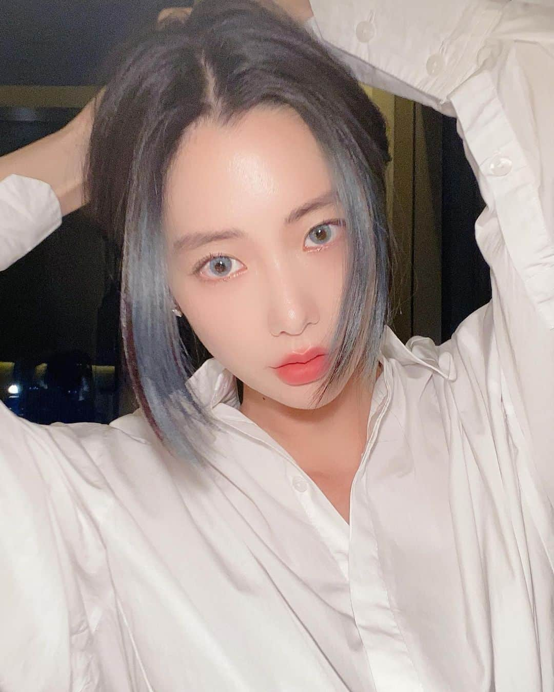 クララさんのインスタグラム写真 - (クララInstagram)「My favorite lip color & white shirt with #blueeyes #bluehair」8月31日 12時31分 - actressclara