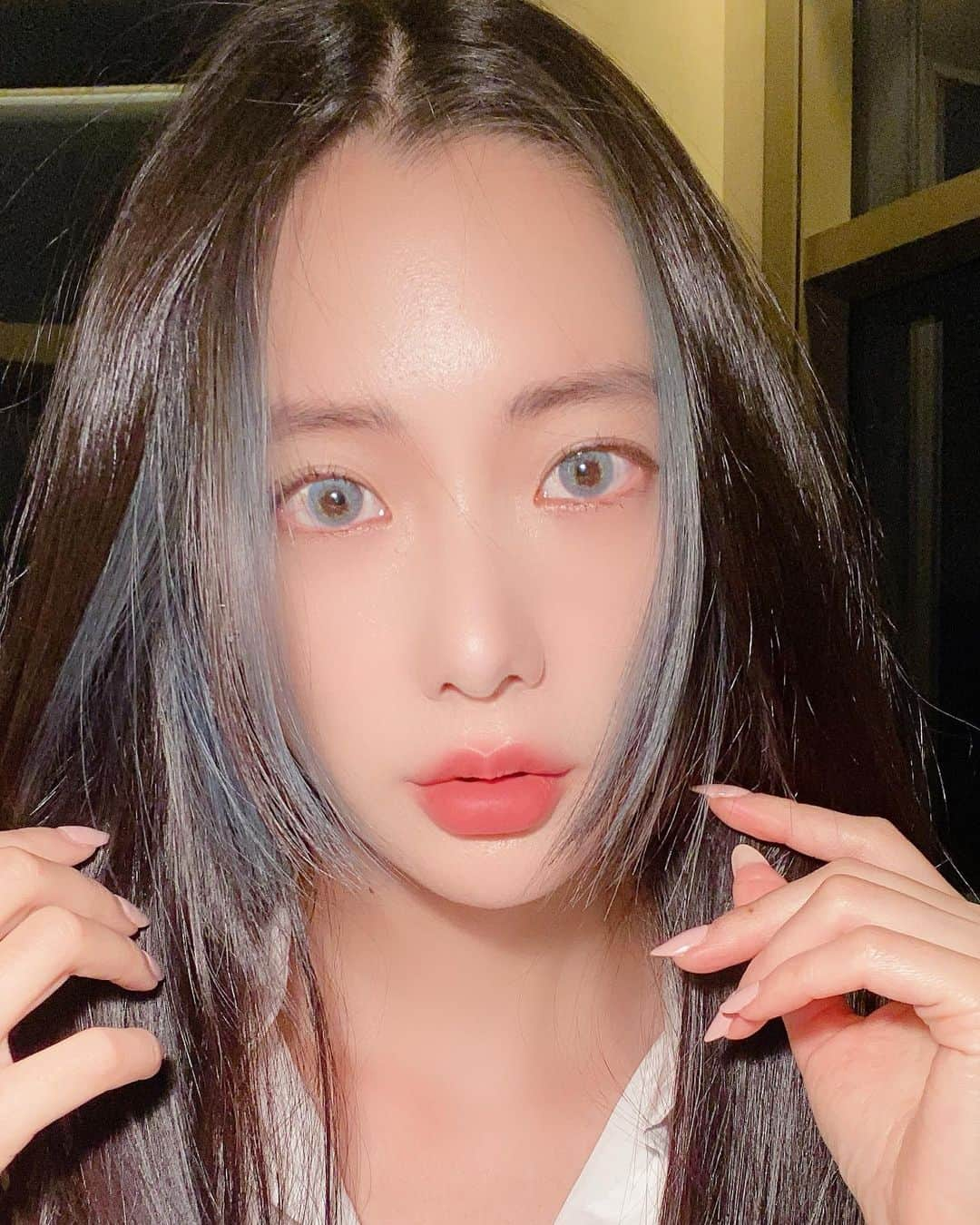 クララさんのインスタグラム写真 - (クララInstagram)「My favorite lip color & white shirt with #blueeyes #bluehair」8月31日 12時31分 - actressclara