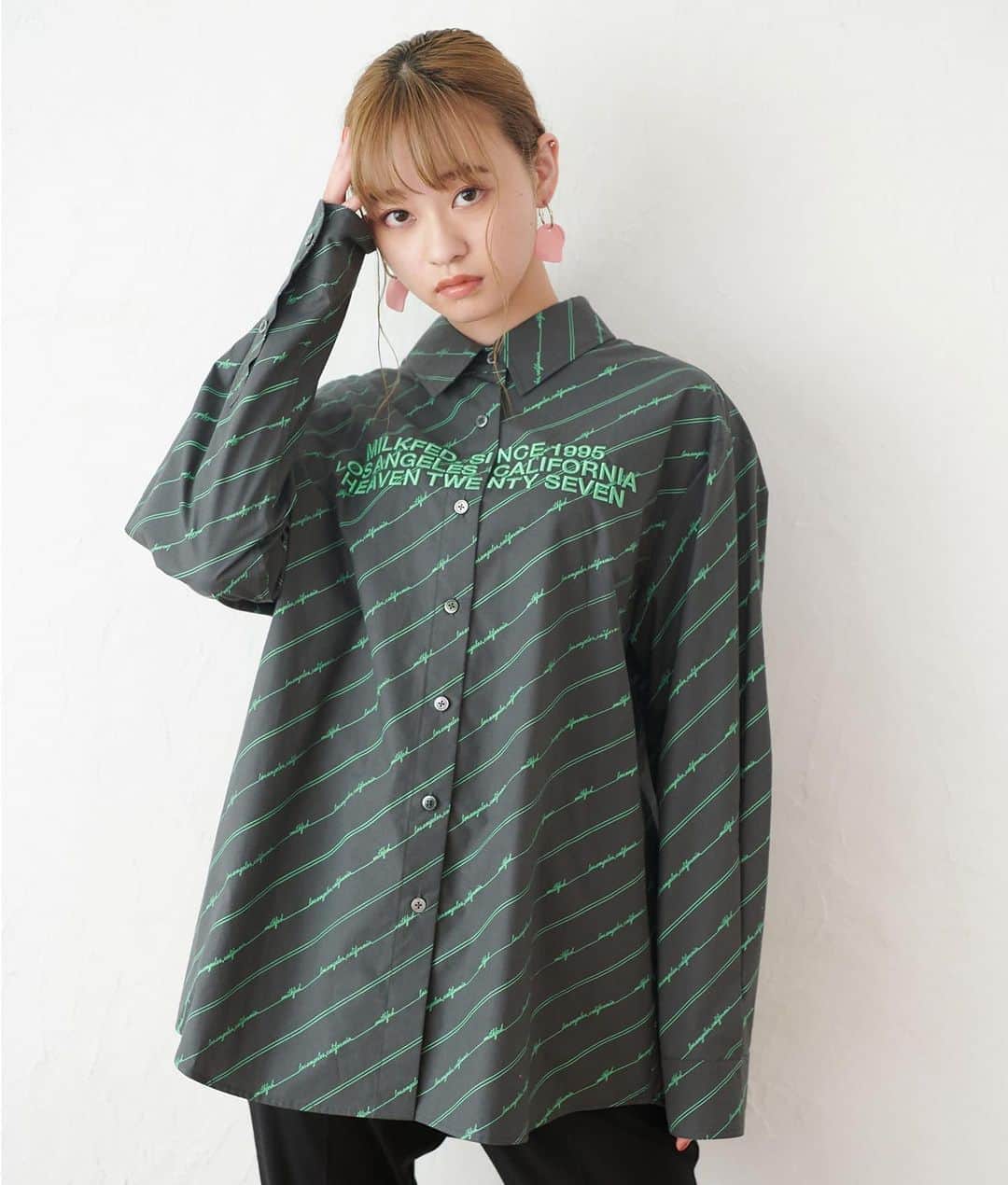 のインスタグラム：「＼LOGO STRIPED SHIRT／﻿ 新作秋アイテムが見逃せない！﻿  BACK LOGO PLAID SHIRT  ブランドロゴが入った 着回し力のあるシャツは 1枚は持っていたい優秀アイテム！  立体感のある刺繍デザインのロゴが おしゃれなアクセントに♥️  ストーリーズで商品情報をチェック🏷✔︎ ﻿ ﻿ ┈┈通販サイトはこちら┈┈﻿ ・Official online store calif﻿ ・ZOZOTOWN ﻿ 悩んだときはお気に入り登録！﻿ ┈┈┈┈┈┈┈┈┈┈┈┈┈﻿ ﻿ #milkfed #milkfedjp﻿ #ミルクフェド ﻿ #ガーリーストリート﻿ @futaba_tachibana_tpd」