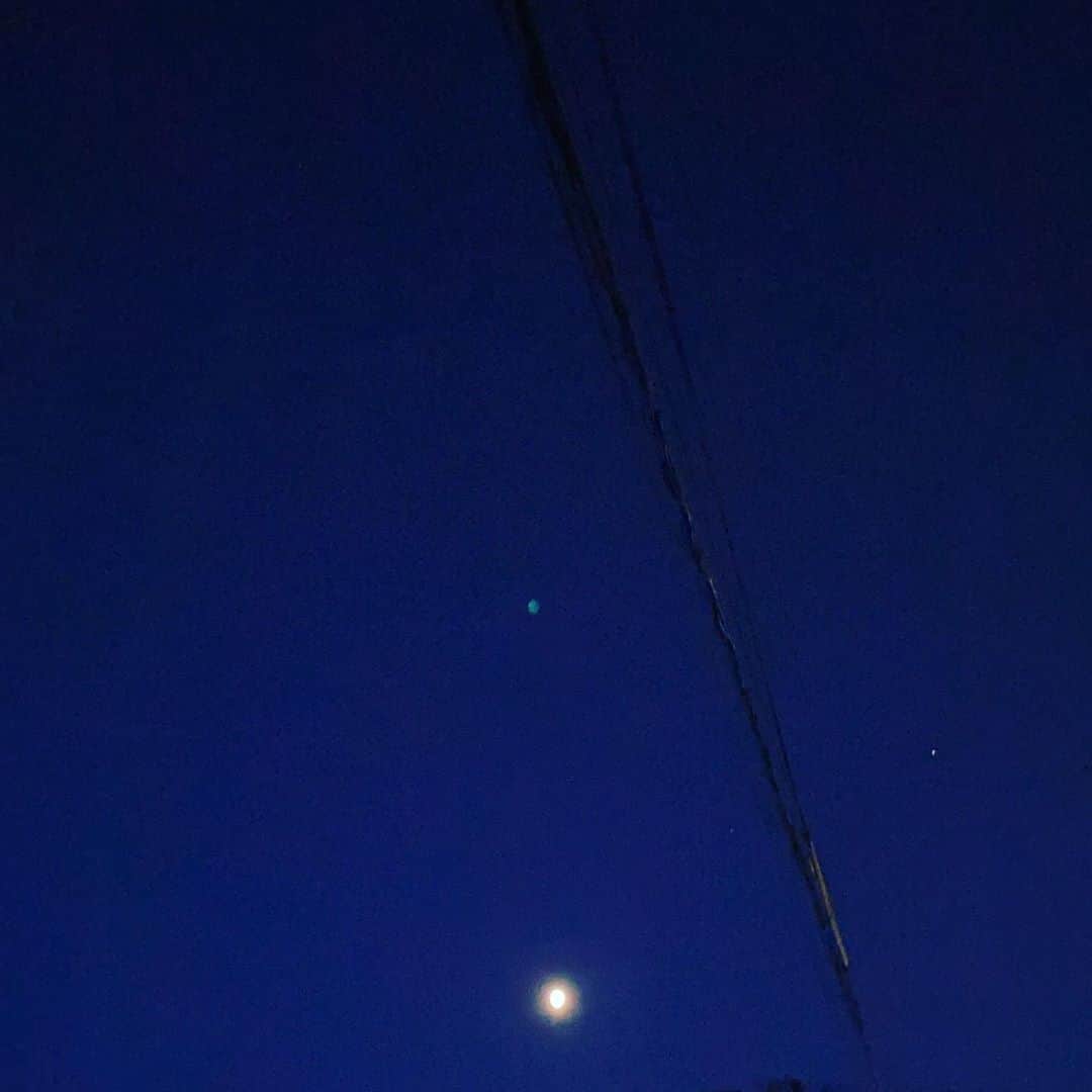 のインスタグラム：「いつもワクワクできる。 満月の待ち時間。  #🌕  もーすぐだ🎶😊🎶」