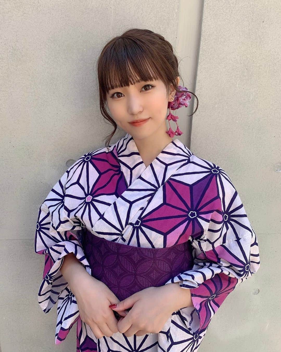 のインスタグラム：「🟪🟪🟪🟪  この夏 最後の浴衣は紫にした〜！  1番好きな色💜  今年浴衣5回も着た これが1番好きだった〜  ・ 昨日はこの浴衣でチェキ会だったけど 車とか電車で遠くからきてくれたり 久しぶりに大好きなみんなが会いに来てくれて とってもうれしかった😭✨  久しぶりすぎて1人1人に 大事なこと言いたかったけど くだらない話ばっかりしちゃって 何も変わっていなかった😂😂笑 ： ： ： #浴衣 #浴衣ヘアアレンジ #夏  #팔로미 #팔로우 #패션 #메이크업 #jpn #粉我 #漂亮」