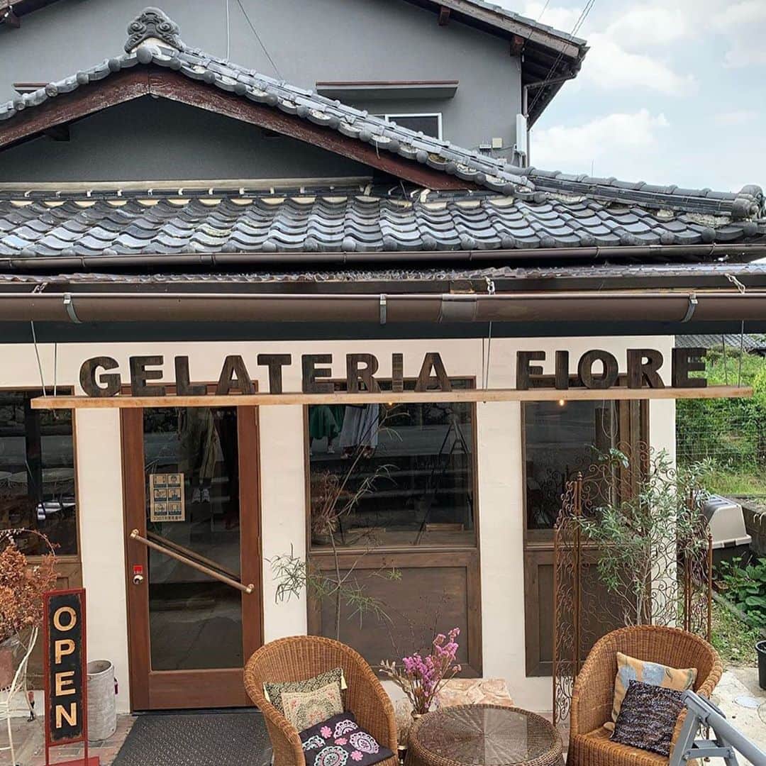 isutaさんのインスタグラム写真 - (isutaInstagram)「ジェラート好き必見♡﻿ グラスがかわいい「手作りジェラート」が気になる！﻿ ﻿ ﻿ 奈良県・新薬師寺の向かいにある「GELATERIA FIORE（ジェラテリア フィオレ）」はイタリアンとジェラートのお店。﻿ ﻿ ﻿ こちらで食べられる優しいお味が特徴のこだわりジェラートは、全種類コンプリートしたいほど絶品なんだとか♡﻿ ﻿ ﻿ カップで注文すると、おしゃれなグラスに入れてくれるんだそう！﻿ ﻿ ﻿ ジェラートの他に、石窯ピザやパスタもいただけますよ♪﻿ ﻿ ﻿ おしゃれな店内と美味しいジェラートで、訪れた人全員が幸せ気分になれること間違いなし◎﻿ ﻿ ﻿ ぜひチェックしてくださいね！﻿ ﻿ ﻿ 【GELATERIA FIORE】﻿ 住所：奈良県奈良市高畑町464﻿ TEL：0742-93-7866﻿ 営業時間：11:00～18:00﻿ 定休日：水曜日﻿ ﻿ ﻿ photo by﻿ @nakamiyu0918﻿ @_96.iii﻿ @queen_ayako﻿ ﻿ ﻿ #isuta #イスタ #isutapic﻿ #isutacafe #カフェ巡り #おしゃれカフェ ﻿ #gelateriafiore #ジェラテリアフィオレ #奈良カフェ巡り ﻿ #奈良カフェ #奈良グルメ #奈良スイーツ ﻿ #新薬師寺 #カフェスタグラム #ジェラート﻿ #cafestagram #カフェ #カフェ好き ﻿ #お洒落な人と繋がりたい﻿ #カフェ好きな人と繋がりたい」8月31日 12時39分 - isuta_jp