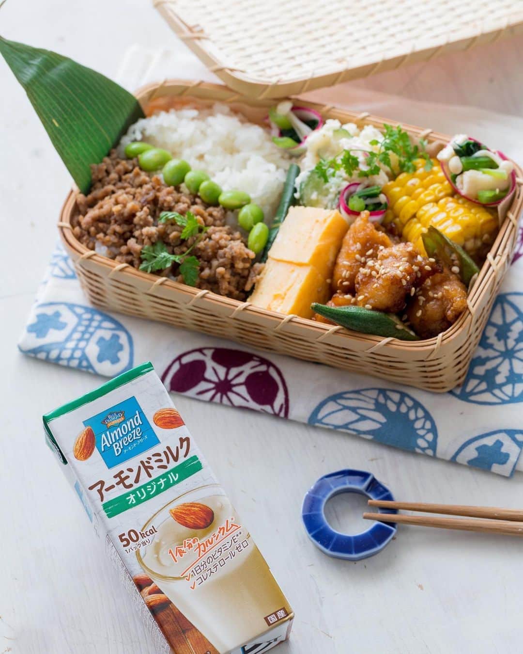 アーモンド・ブリーズのインスタグラム：「アーモンドミルクの原料はアーモンドとお水🥛🌿 . さっぱりとしてサラサラとした口あたりは、お肉やお野菜のおかずともよく合います🥩🥒 . お弁当の時間にも「Almond Breeze」をお楽しみください🥢✨ . .  #ブルーダイヤモンドアーモンド #アーモンドブリーズ #アーモンドミルク #productofcalifornia #madewithcaliforniaalmonds #bluediamondgrowers #almondbreeze #bluediamondalmonds #アーモンド #植物性ミルク #おひるごはん #おべんたぐらむ #おべんたー #お弁当作り #お昼が楽しみになるお弁当 #夏のお弁当 #自分弁当 #夏野菜 #とうもろこし」