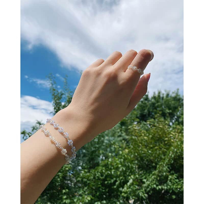 KIREIMOさんのインスタグラム写真 - (KIREIMOInstagram)「. この夏トレンドの ビーズアクセサリーがかわいい♡  今、韓国で流行っているビーズアクセサリーは、 シンプルなテイストのものから、 カラフルなものまでバリエーションが豊富💕  自分で作ることもできるので、 夏休みに挑戦してみるのもいいかも✨ . . repost from @la_ni_lany  @hrt_c_23  @ayane_raycassin Thank you!! . . キレイモのアカウントでは紹介する写真を募集中🍑 @kireimo_official をタグ付けし、投稿してね✨ . #KIREIMO #キレイモ #脱毛 #全身脱毛 #脱毛サロン #美容 #美容情報 #美容部 #肌ケア  #ビーズアクセサリー #ビーズ #ビーズリング #ブレスレット #ハンドメイド #ハンドメイド部 #手作りアクセサリー #韓国ファッション #韓国トレンド #淡色女子 #淡色コーデ #消えそうな色コーデ #ホワイトコーデ #大人可愛いアクセサリー #シンプルアクセサリー #夏コーデ #女子力 #女子力向上委員会 #おうち時間#ステイホーム #stayhome」8月31日 12時49分 - kireimo_official