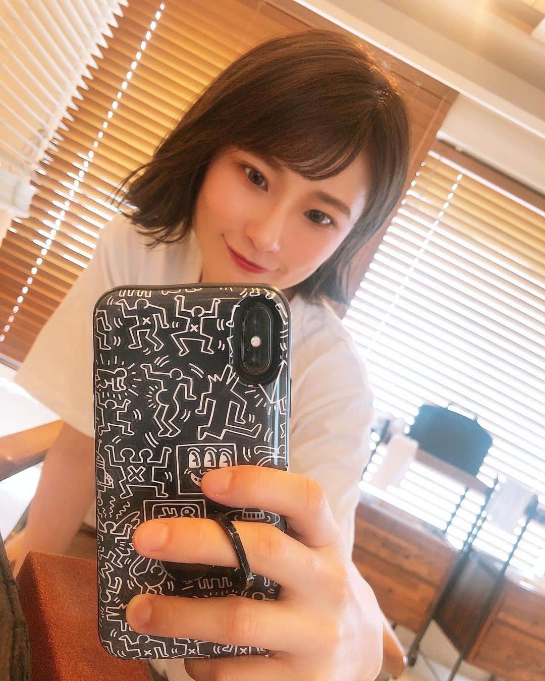 のインスタグラム：「久しぶりにサロンで撮影🌱  ずっとマスク生活だったから、 しっかりリップひいてもらったのも久しぶりだ〜！！ 新しくてオシャレなメイク法を教わって、 メイク欲が一気に出た撮影だったな😆♪  #model #makeup #hairstyle  #drop #eyeshadow  #小俣里奈」