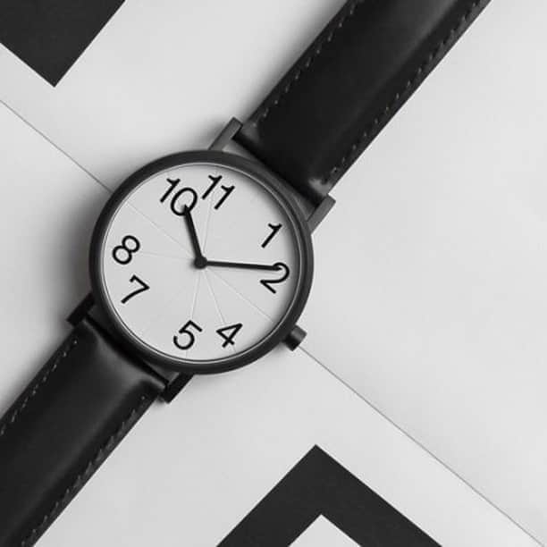 UOMOさんのインスタグラム写真 - (UOMOInstagram)「【センスある大人に人気。北欧デザイン時計の新進ブランドが日本初上陸！】  デンマーク・コペンハーゲン発の腕時計ブランド「LARSEN & ERIKSEN（ラーセン＆エリクセン）」が日本初上陸！　時代性と北欧らしさをミックスしたシンプルでミニマルなデザインが特徴だ。  #uomo #uomomagazine #webuomo #北欧時計 #北欧デザイン #LARSENandERIKSEN #ラーセンアンドエリクセン #menswatch #fashion #mensfashion #mensstyle #88882」8月31日 13時00分 - uomo_magazine