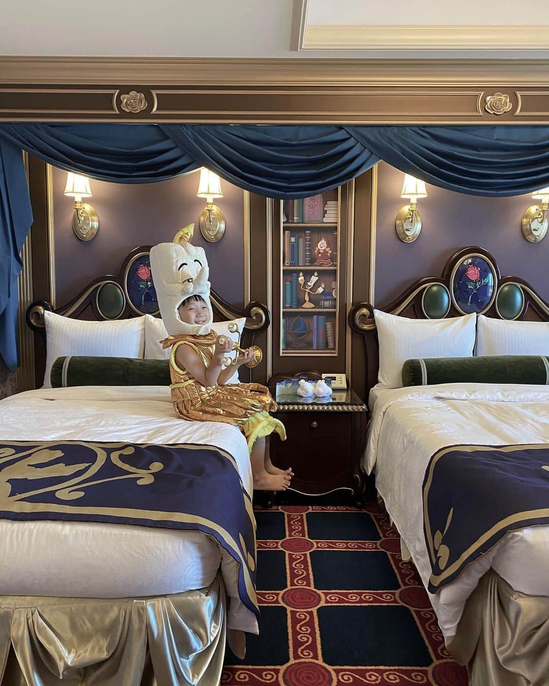 tiahy__のインスタグラム：「The master's not as terrible as he appears!. . . . . 8月も今日で終わりですね. 楽しかったTokyo Disneyland Hotelの投稿も今日で最後にします. . 美女と野獣のお部屋にして本当に素敵な時間を過ごすことができました. 最後はtaiちゃんお部屋をバイバイするのが嫌で嫌で泣いちゃいました. . こんなに素敵な思い出ができたのは、 感染対策を徹底してくださって、素晴らしい夢の場所を与えてくださったTokyo Disneyland Hotelのキャストの方々のおかげです. . 心から心から、ありがとうございました. . 🏰. . . Thank you . . #lumiere_taia#tokyodisneylandhotel #taiacostume #beautyandthebeast」