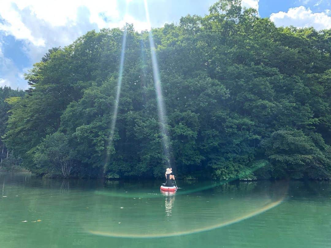大田由香梨さんのインスタグラム写真 - (大田由香梨Instagram)「美しき福島へ  ご縁がなければたどり着くことのない場所へと案内してもらいました🕊  手付かずの福島の大自然の中で、たっぷりと遊ばせていただきました🌿  秘境の2種の温泉に浸かり心身を浄化して。息を呑む美しさの2種の滝に行き。女沼、男沼という名前の陰陽の沼でプカプカと浮きながら一人の時間を過ごす。  今回案内してくれた平学さんは、2011年の福島の震災から、ずっと子供たちのための支援をし、人生を子供たちと福島のために全て注いできた方です。  人望があつく東京にも共通の友人がおり、出会う事ができました☺️🙏🏻  自然と戯れる遊びの人。 雪、海、重力、風、水、大地、天気。。。。  自然に愛されているからこそ、誰もが知らない場所にも私たちを案内してくれます。  8月は、一つの区切りの時間として使いたかったので。相方が多くの時間を共有し、様々な場所へと連れて行ってくれました。  心から感謝☺️🙏🏻✨  学さん^ ^そして福島の女神のやっちゃん❤︎楽しい時間をありがとうございました☺️🙏🏻✨  いよいよ8月も終わりとなります🕊  皆様も良い一日をお過ごし下さい☺️🙏🏻✨  @channeljourney1 @channel_square  @manabu_taira_」8月31日 13時09分 - otayukari