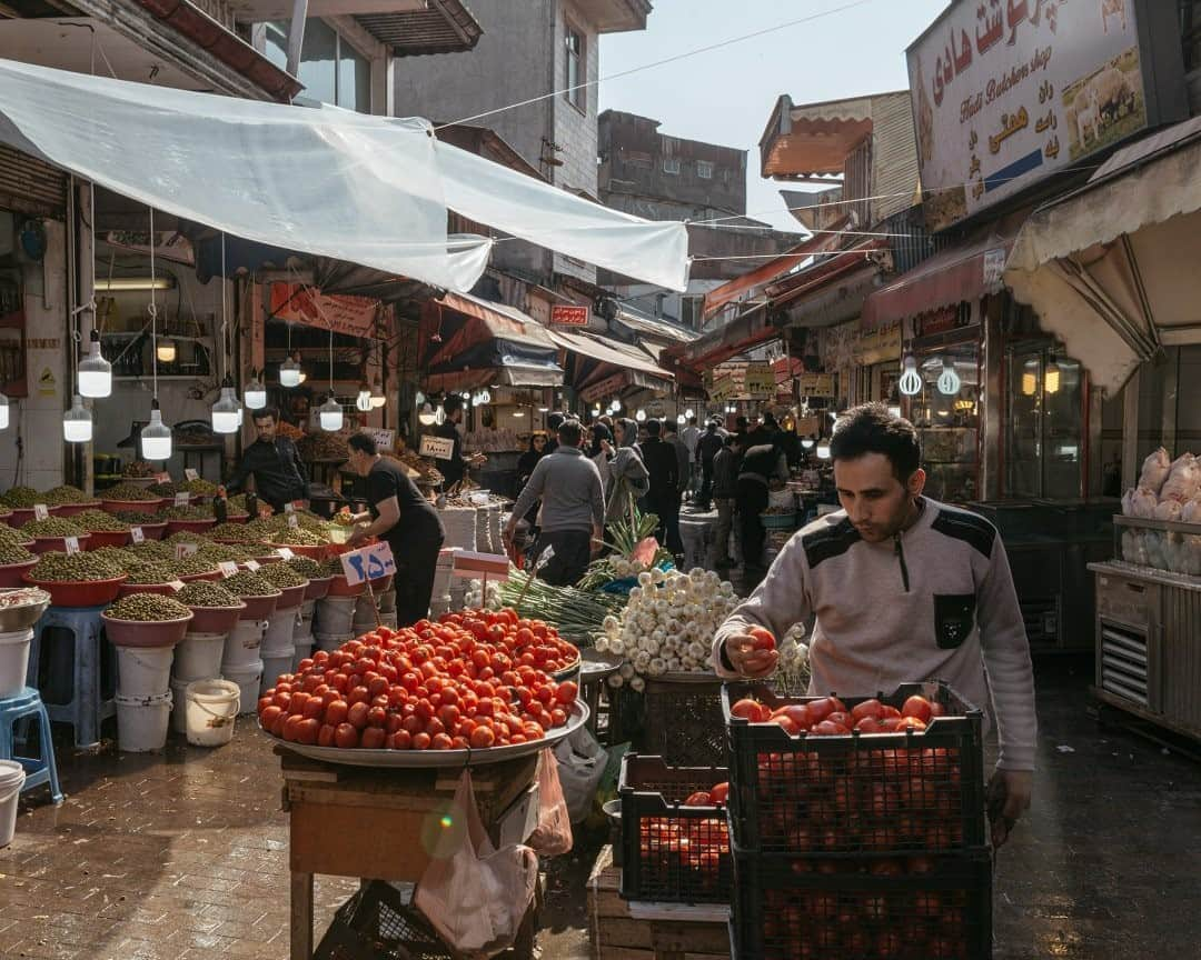 National Geographic Travelさんのインスタグラム写真 - (National Geographic TravelInstagram)「Photo by Muhammad Fadli @mfimages  Wandering around the Grand Bazaar in Rasht, Iran. Follow @mfimages for more images and stories. #rasht #bazaar #caspiansea #iran」8月31日 13時10分 - natgeotravel