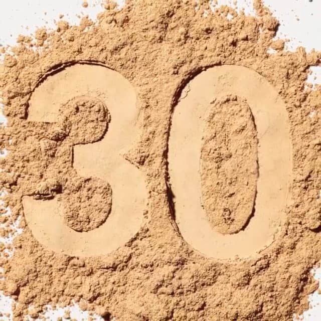 ジェーン・アイルデールのインスタグラム：「ジェーン・アイデールの新しいパウダーミーSPF30ドライサンスクリーン＜パウダーミー（ブラシタイプ）＞は、すべての肌タイプに安全で効果的な、広スペクトルの日焼け止めとして米国皮膚がん財団が推奨☀️🏖使いやすさと効果、仕上がりの美しさの全てを兼ね備えたUVケアアイテムです。」