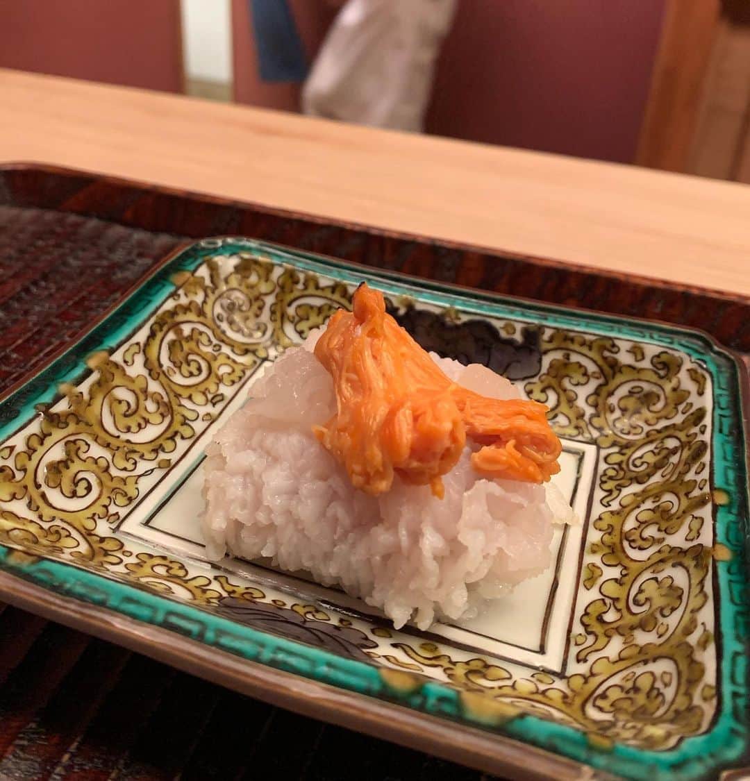 沢瀉美緒さんのインスタグラム写真 - (沢瀉美緒Instagram)「※ My favorite Japanese kaiseki restaurant in Kyoto 💛 . 久しぶりの緒方さん🥢 . はじめの雲丹と、鮑のお刺身が断トツに 美味しかったなぁ💛 . . #緒方 #kyoto #京都 #ミオログ」8月31日 13時05分 - mio_omodaka