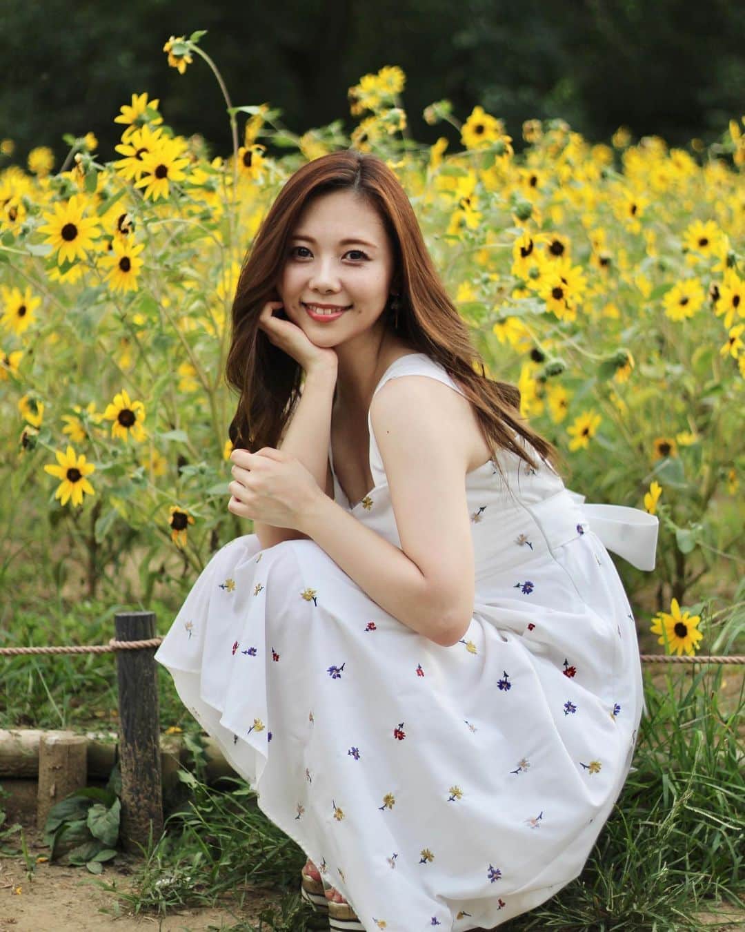 西村季里子のインスタグラム：「・  また違う種類の🌻  (もはやこれは🌻なのか？)  もう8月が今日で終わりなんて…  でも今月は充実してたなぁ〜💐  9月はもっといい日々を過ごせますように👼🏻  #ひまわり #ひまわり畑  #🌻 #何種類あんの #昭和記念公園 #立川」