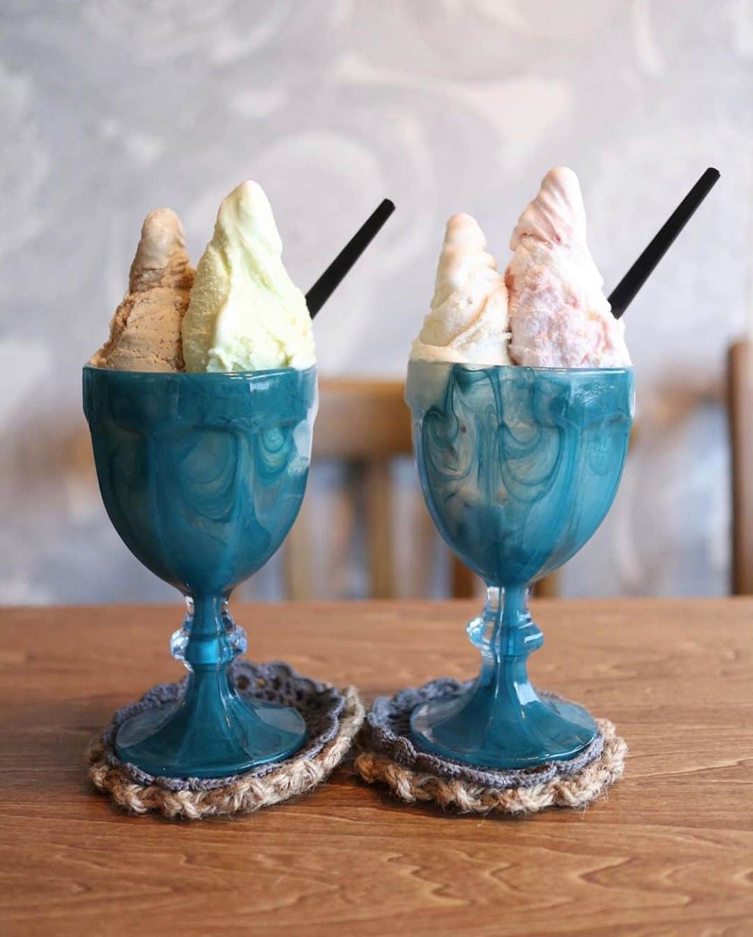 RETRIP<リトリップ>グルメのインスタグラム：「【RETRIP×奈良】 こちらは奈良にある「GELATERIA FIORE（ジェラテリア・フィオレ）」です。ジェラート専門店のこちらでは、ジェラートが素敵なグラスに入って提供されます💕お店の中はドライフラワーであしらわれていて乙女心をくすぐる可愛さですよ。 . RETRIPでは「おでかけ」に関する様々な情報を発信しています。ぜひ他のアカウントもチェックしてください！ . @retrip_nagoya_ 名古屋の話題のカフェを紹介 @retrip_osaka_ 大阪のおでかけグルメスポットを紹介 @retrip_kyoto_ 京都のおでかけスポットを紹介 @retrip_fukuoka_ 福岡のおでかけグルメスポットを紹介 @retrip_hokkaido_ 北海道のおでかけスポットを紹介 @retrip_korea_ 韓国の話題のカフェを紹介 @retrip_news 最新のおでかけ情報を紹介 @retrip_nippon 日本の絶景を紹介 @retrip_global 海外の絶景を紹介 @retrip_gourmet 全国の話題のスイーツを紹介 @retrip_dinner 全国の話題のごはんを紹介 @retrip_cafe 全国のおしゃれなカフェを紹介 . ▼RETRIP[リトリップ]のアプリは AppStore、GooglePlay「リトリップ」で検索！ プロフィールのURLからもダウンロードできます。 . photo by  @sayaka.atelier . .  #retrip #retrip_rh #GELATERIAFIORE #奈良カフェ #カフェ好きな人と繋がりたい #スイーツ好き #スイーツ好きな人と繋がりたい #スイーツ好きな人とつながりたい #グルメ好きな人と繋がりたい #グルメ好き #グルメ好きと繋がりたい #スイーツ部 #カフェ部」