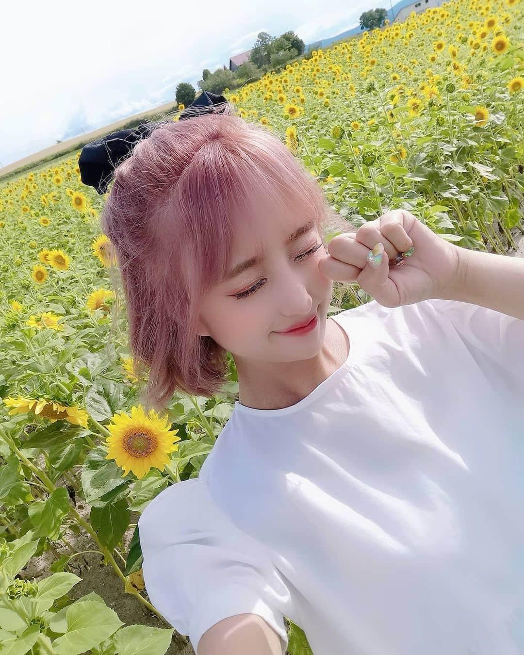 黛実希さんのインスタグラム写真 - (黛実希Instagram)「8月も今日で終わりかあ🌻 . 嫌なことあったり嬉しいことあったり、激しい1ヶ月でした😂🎢 とにかくずっと笑いまくってた8月💕 9月もまた頑張ろう🧚💓 . . . #해바라기#ひまわり#ひまわり畑#🌻#北海道#北海道旅行」8月31日 13時14分 - candymiiiki