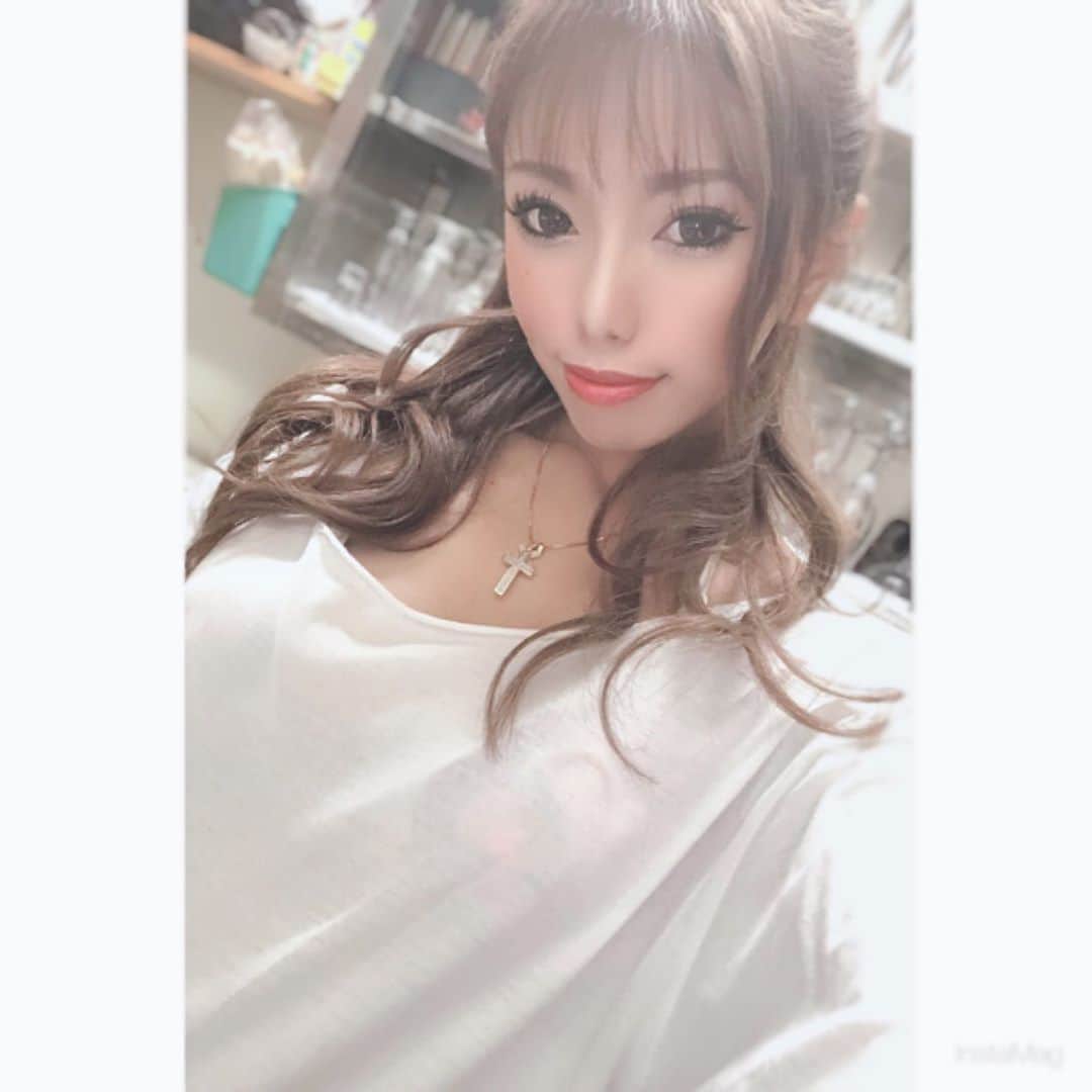 のインスタグラム：「おっはよー☀️ そろそろ水着デカTしつこい？w  .  #千葉富士見キャバ嬢#千葉富士見町キャバ嬢#千葉富士見キャバクラ#arドレス#ジュエルズドレス#コロナに負けるな#コロナに負けるな日本#オンラインキャバクラ#zoom#ファッション好きな人と繋がりたい#ヘアメイク#お家スタイル#息してる？#followｍe4 #follow4like#followtrain#水着イベント」