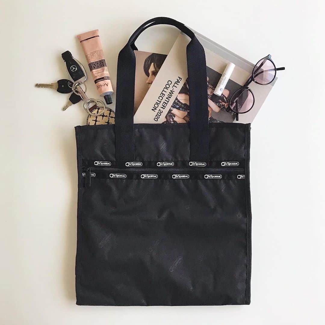 のインスタグラム：「* 🖤🖤🖤 今使ってる仕事用のバッグは @lesportsacjapan の『リサイクルコレクション』 のビッグトート。 * 新素材の再生生地が使用された、サスティナブルでシックなコレクションに惹かれて🌏♻️ * B4サイズもすっぽり収まる収納力と軽さ、肩掛けもできるハンドルの長さで機能性も👍✨ * コーディネートを選ばないミニマルなデザインも好き💕 * 環境を守るためと言ったら大袈裟かもしれないけど、身近なファッションでこういうアイテムを選ぶことで、少しでも環境に配慮した取り組みに参加できたらいいな🥰 * * * #outfitoftoday #instafashionista #lesportsac #lesportsacjapan #mybag #4yuuu #レスポートサック #きょコ #今日のコーデ #今日のバッグ #バッグの中身 #サスティナブル #サスティナブルファッション #大人女子コーデ #モノトーンコーデ #大人シンプルコーデ #シンプルファッション #アラフォーコーデ #アラフォーママコーデ #30代コーデ #ママファッション #エコバッグ #ママバッグ #お仕事バッグ #トートバッグ #サブバッグ #新作バッグ #秋コーデ #秋コーディネート #ロカリ」