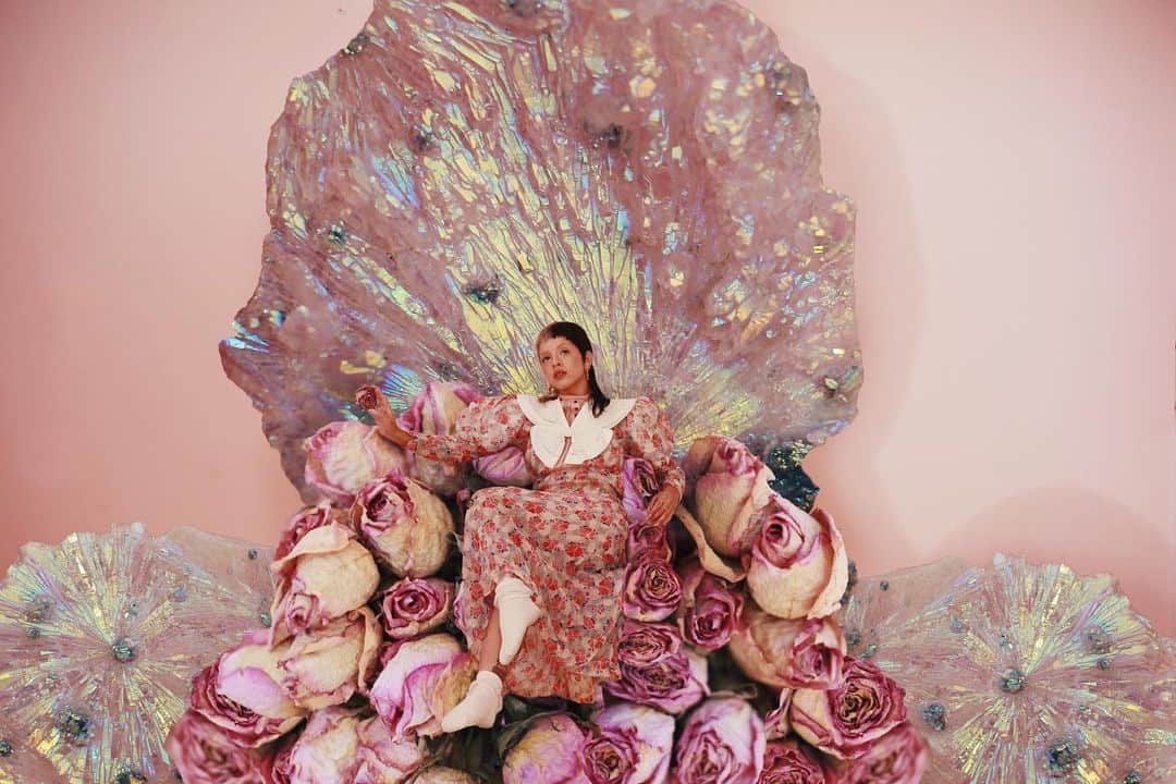 のインスタグラム：「🧚‍♀️ 𝔥𝔢𝔯𝔪𝔦𝔱 𝔪𝔬𝔡𝔢 𝔦𝔫 𝔳𝔦𝔯𝔤𝔬 𝔰𝔢𝔞𝔰𝔬𝔫🧚‍♀️ 💐💐💐💐⭐️⭐️⭐️⭐️ Introspection & Ascension  Honing in on the details  Planting seeds to bare fruit at the beginning of libra season 🌙🍦」