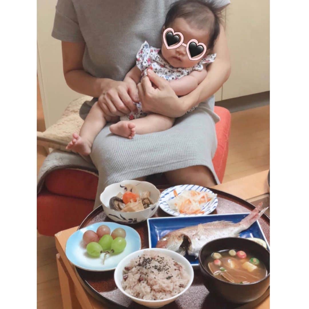 鈴木莉紗さんのインスタグラム写真 - (鈴木莉紗Instagram)「先日、娘が3ヶ月になりお食い初めをしました🐟 (料理は母が揃えてくれました🙏←作れよ…的な？笑🙄) 大きな病気もせずスクスク大きく育っています✨✨ ・ 絵本が大好きで少し長めの話でも、最後まで集中して聞いてくれます。 すごいなぁ❗️と我が子ながら尊敬🥺 ・ わたしは周りの方の協力もあり、ストレスフリーで子育てできています✨✨ 感謝しかありません😭🙏 #3ヶ月ベビー #3ヶ月baby #女の子ベビー #女の子ママ #お食い初め #赤ちゃんのいる生活 #赤ちゃんのいる暮らし #ママランナー  #gapkids #ニットプランナー」8月31日 13時22分 - suzuki__lisa