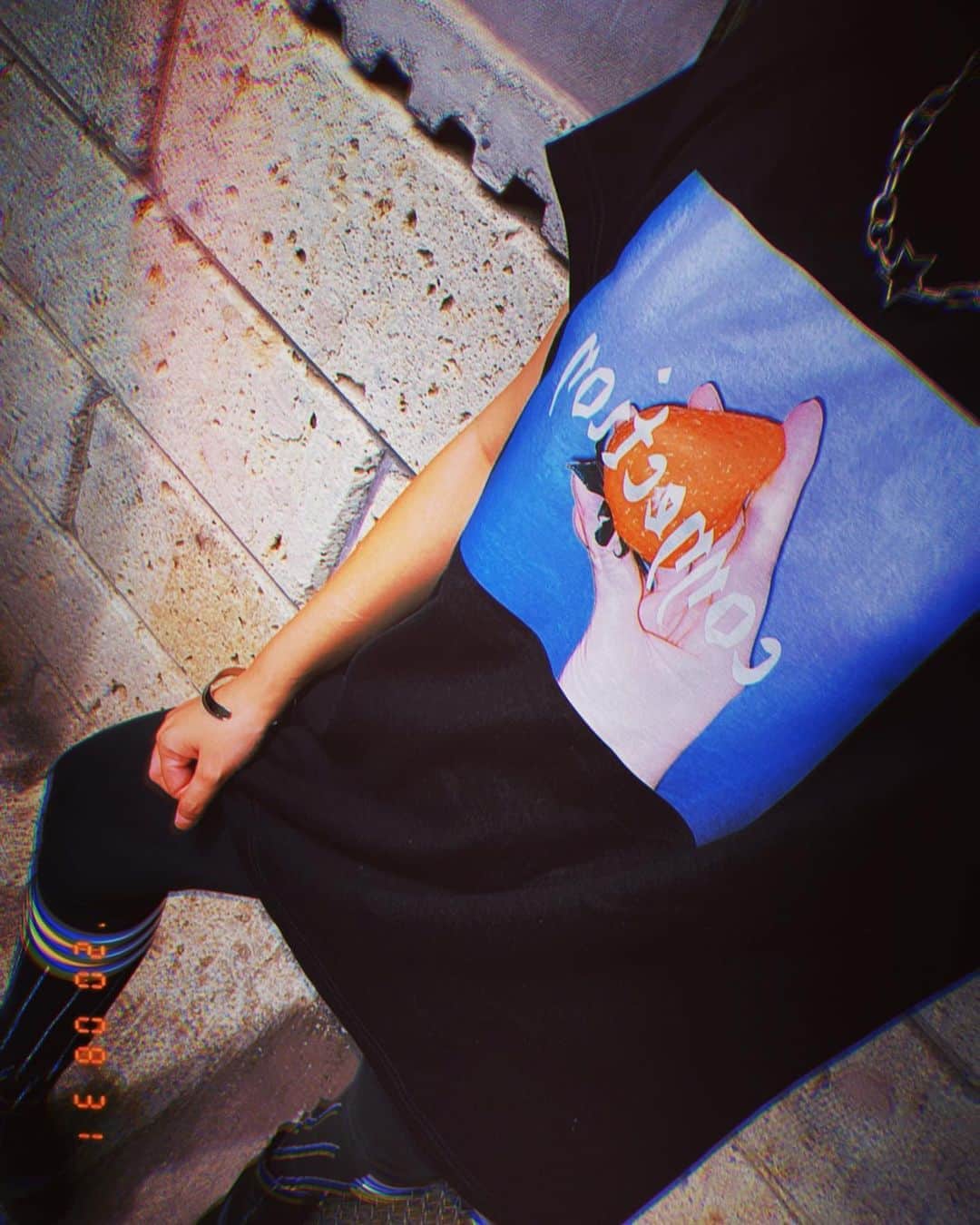 のインスタグラム：「Original t-shirt The T-shirt I designed is complet  作るの大好きちゃたです‼️ って事で、オリジナルデザインTシャツを作っちゃった💕💕💕ようやく完成🎉ストーリズでは先行デザイン公開したんですがようやく投稿できました。 起業するつもりはなくとりあえず作りたかった！！ とゆー、趣味のいっかん😅笑笑  7月完成が、コスト抑えていただきましたので、のびにのびまして工場がお盆お休みもあり8/29の夕方到着😅🥺😍もう一枚はプリントミスで再度調整してもらってます🤣💦でも、ちょー可愛いくない？ってゆー自己満✨  待ち遠しかった！ って、あれ？ロンティー作ればよかったかな？なんて思いつつ、まだ暑いから使えるよね💕💕💕   販売するかしないかは、まだ決めてないけど、自分がデザインしたTシャツを作るとゆーインスタを始めてからやりたかった目標を一つ叶えられました！ まずは作る事を第一目標にやってたけど、ほんと何から何まで企業様のおかげです。ありがとうございます😊 メッセージのやり取りだけなのに親身にやってくれたよ！！企業さまさまです✨❤️❤️❤️  私は一般主婦だけど、人の繋がりで、こーやってやりたかったかとを形にできたよ‼️ありがたい(^^) 自分に力とか知識とかいろいろあればもっとやりたいこと山ほどあるんだよね！！人の手を借りてしか出来ないことは不甲斐ないけど、こーして手を借りて出来ることがあると思うとありがたい‼️頭の中で次々とやりたいことの想像が膨らみます。  とりあえず、コロナで、一時期とっても暗い感じになってた。だから企業ゃ人と人とを結んで、もっと楽しいこと、元気になれるような明るくなる事を何かをしてみたかった。もっとほんとはインスタグラマーとかで力があったら企業を元気に、人を元気にってできたのかもしれない。力不足で申し訳ない。  インスタで繋がった皆さんのおかげで楽しくやってられてます。だから繋がりを大切にしたいからconnectionってつけた。みんなと繋がってできることがあるんだなって！！イラストうまければ、イラストTシャツ作りたかったな。やればできる！！ってことを自分の中で試してみたかったのもある。と、言ってもほとんど企業様まかせですが。コロナとかなければカメラマンさんともっと素敵な写真のTシャツとかも作りたかった。  企業様は、お会いしたこともなく、インスタでお話しお聞きいてもらって、メッセージのやり取りだけで、写真のサイズゃTシャツの大きさなどいろいろ親身になって相談に乗って貰いここまできました！！本当にありがたいです。いろいろお手数おかけしました。 人と寄り添って作るアパレルメーカーさんなので、自分もつくってみたいな！って方は是非　@icebreaks_2016 様にご相談ください！ 人と寄り添う優しい企業さまです。忙しいのに趣味程度の私なんかの依頼にも丁寧に仕上げてくれました！ありがとうございます😊もう一枚も届くの楽しみにしてます！！早く来ないかな🤩🤩🤩🤩  お手伝いいただきました企業様⬇️ @icebreaks_2016 さまです！  ようやく公開⭐️⭐️⭐️ 欲しいって人が多ければ追加発注できるけど、とりあえずまずは完成祝いポスト！！  まだ到着してない白Tはね、 手のハンドサインが敗北って意味をもってて、そこにこのメッセージをかいた。 Start anew here〜ここから新たに始める コロナ流行り出して暗かったから、立ち上がろーって意味でそんなTシャツつくってみたよ  Connection with people 人とのつながり ﻿ Connection  そんな思いを込めたオリジナルTシャツ。自己満だけど、企業様のおかげで形にできました。ありがとうございます😊  #オリジナルTシャツ　#エモい　#モード #韓国ファッション #メンズファッション #レディースファッション　 #原宿ファッション #個性 #インフルエンサー #ファッション #ストリートファッション #カジュアル #ユニセックス #artist #mensfashion #クリエーター #企業 #オリジナルデザイン #black #起業 #streetfashion #cool #Tシャツ　#fashion #kfashion #コラボtシャツ #ootd #作品 #art #韓国   @icebreaks_2016  お手伝いいただいた企業様  Camiseta original La camiseta que diseñé está completa.」