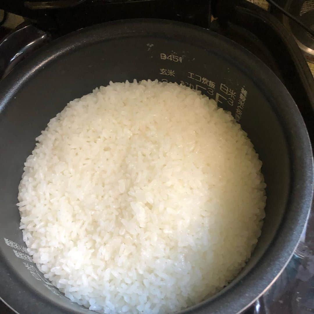 ヨネスケさんのインスタグラム写真 - (ヨネスケInstagram)「ごはんの美味しい炊き方☆2合の米。洗った後な水に浸けて15分置く☆今度は、ザルに上げて15分置く☆2合の水360cc（炊飯器のメモリ2合に合わせると、炊き上がった時にペチャペチャになる）☆炊飯器、白米急速で炊く☆炊き上がったら、しゃもじで全体をほぐす☆すぐに食べない時は、濡れ手拭いをかけておく。 めちゃめちゃ美味しいごはんが炊き上がります。 #お米2合#水に浸ける#15分ざるに上げる#360cc#白米早炊き#濡るれ布巾をかける」8月31日 13時24分 - yonesuke5656