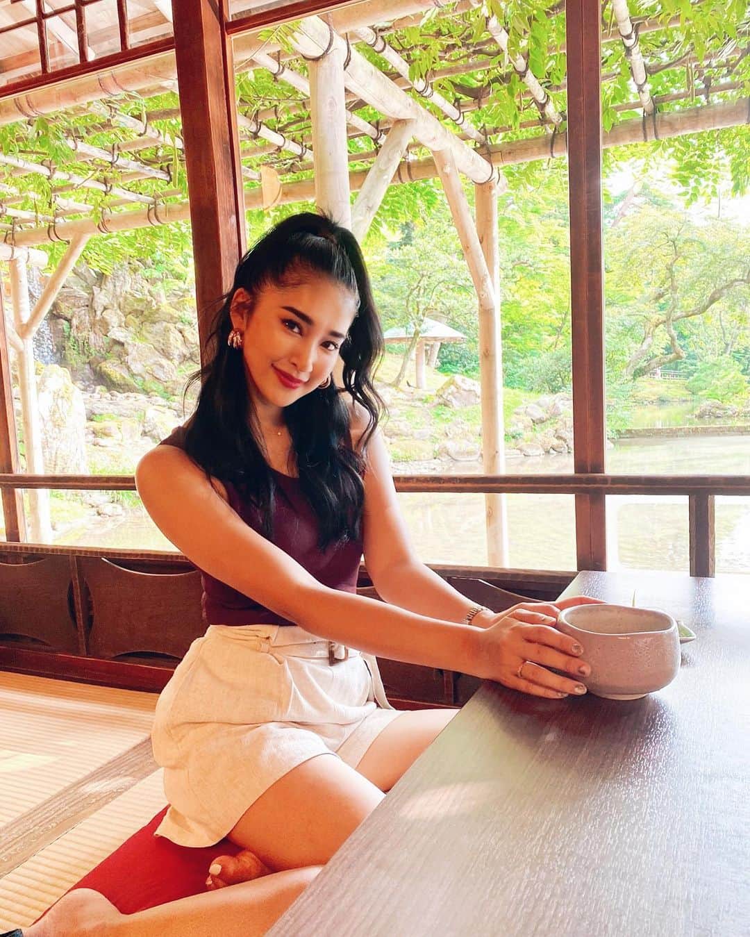 のインスタグラム：「約3年振りの金沢✨プライベートでくるのは初めて❤️  金沢は、江戸時代を象徴する文化が残っていたり、その伝統文化を堪能できるところが魅力的🥺 ご飯もかなり美味しい←🐷（笑） 弾丸やったからまたゆっくりきたい🍵  コーデの質問が多かったので載せときまーす🥰 TOPS  @moussyofficial  BOTTOMS @oneway_press SHOSE  @randa_pic   #金沢　#金沢観光 #兼六園　#金沢旅行 #メイク　#メイクアップ　#美意識　#コーデ　#コーディネート　#ハーフアップ　#黒髪　#kanazawa #lifestyle #japan #japanesegirl」