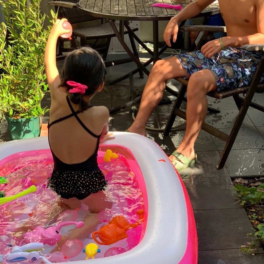 小沢真珠さんのインスタグラム写真 - (小沢真珠Instagram)「先日親戚のお家に遊びに行ったら可愛いプールを準備していてくれて感激でした❤︎買った娘の水着、今年は出番がなかったのですがやっと着れました。美味しい手料理にも癒され最高の1日でした♪   #夏休み #夏の思い出 #ホームパーティー #プール #おうちプール #水浴び #親子コーデ#snidel#お揃い#6歳#コズレ#ママリ#親バカ部#姉妹ママ#女の子ママ#sisters#instakids  #下の娘は習い事のほうを選んで欠席 #2人とも明日から新学期」8月31日 13時37分 - maju_ozawa