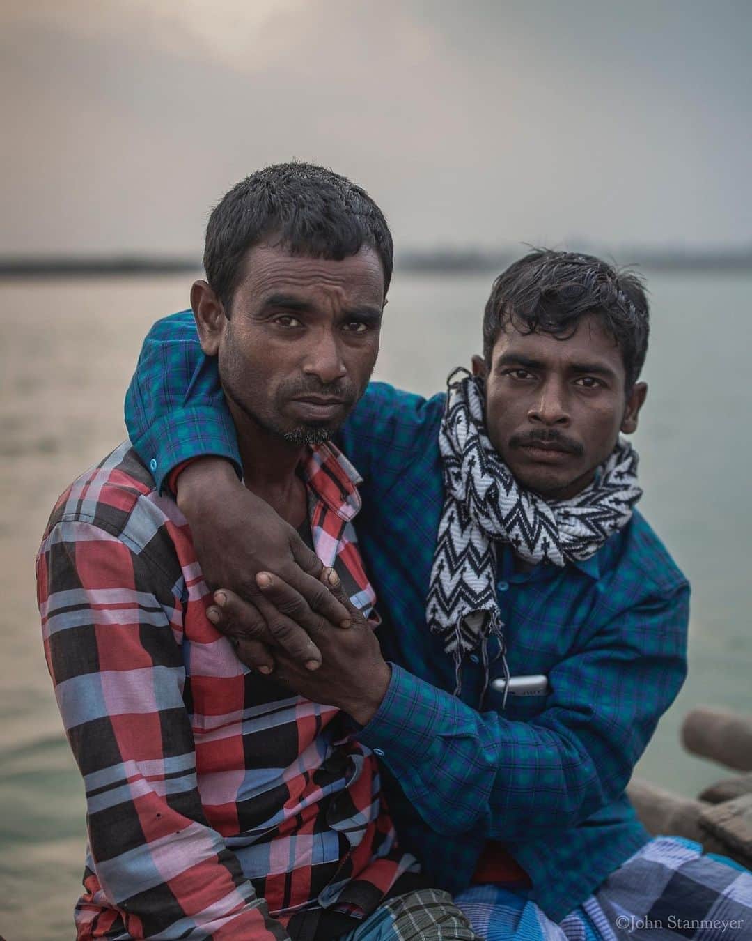 のインスタグラム：「While on a ferryboat with friends, I met two best friends who left Dhubri for their village along the Brahmaputra River in Assam. ⠀⠀⠀⠀⠀⠀⠀ India’s Daunting Challenge: There’s Water Everywhere, And Nowhere - Chapter 8 of the @outofedenwalk, my latest story in the August 2020 issue of @natgeo magazine. ⠀⠀⠀⠀⠀⠀⠀ #india #assam #brahmaputra #brahmaputrariver #ferryboat #bestfriends @natgeo @outofedenwalk #walkingindia #edenwalk」