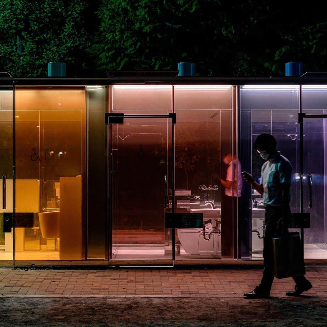 HYPEBEASTさんのインスタグラム写真 - (HYPEBEASTInstagram)「#hypelife: Two small parks in Tokyo’s bustling Shibuya district are testing transparent public restrooms. Dubbed “Tokyo Toilet Project,” the initiative’s goal is to change the perception of public restrooms and show how the commonly dreaded spaces are being properly cleaned and looked after through the use of glass walls. Japan’s leading architect Shigeru Ban envisioned lightly tinted glass walls that haze up once the doors become locked, enabling privacy for occupants. The design has undergone a series of tests, including a privacy test, to which all have passed. Let us know below if you'd use it.⁠⠀ Photo: Philip Fong/Getty Images」8月31日 13時32分 - hypebeast