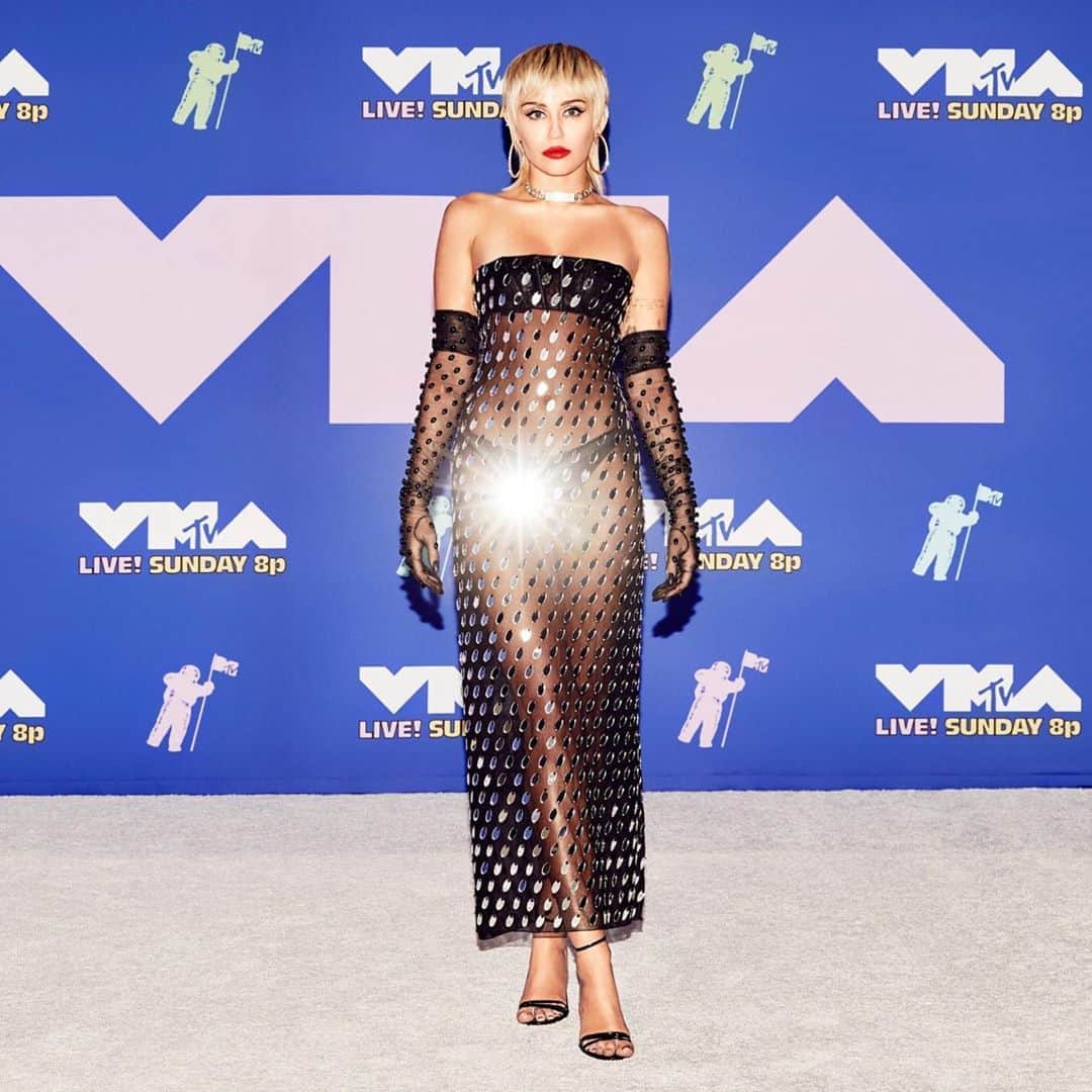 Vogue Taiwan Officialさんのインスタグラム写真 - (Vogue Taiwan OfficialInstagram)「#VogueFashionNow 麥莉@mileycyrus 身穿 @muglerofficial 透視亮片洋裝出席 @vmas 頒獎典禮，而演唱新歌《Midnight Sky》時換上黑色亮片緊身裙，側邊高叉好性感！表演中，她爬上閃亮disco ball重演《Wrecking Ball》經典片段，為表演掀起一陣高潮。﻿  photos from GettyImages  #MileyCyrus #VMAs #midnightsky ﻿ 🖊 #itstifflu」8月31日 13時32分 - voguetaiwan