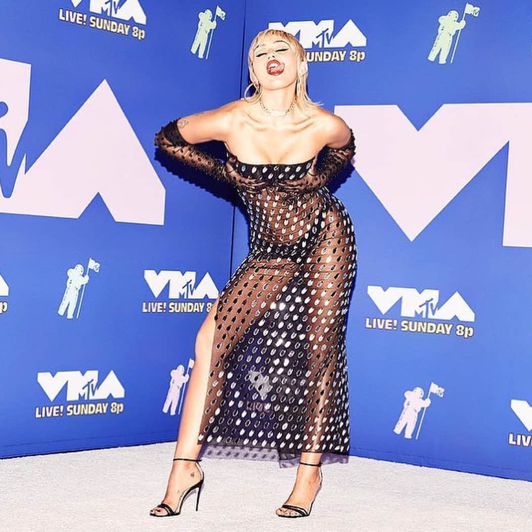 Vogue Taiwan Officialさんのインスタグラム写真 - (Vogue Taiwan OfficialInstagram)「#VogueFashionNow 麥莉@mileycyrus 身穿 @muglerofficial 透視亮片洋裝出席 @vmas 頒獎典禮，而演唱新歌《Midnight Sky》時換上黑色亮片緊身裙，側邊高叉好性感！表演中，她爬上閃亮disco ball重演《Wrecking Ball》經典片段，為表演掀起一陣高潮。﻿  photos from GettyImages  #MileyCyrus #VMAs #midnightsky ﻿ 🖊 #itstifflu」8月31日 13時32分 - voguetaiwan