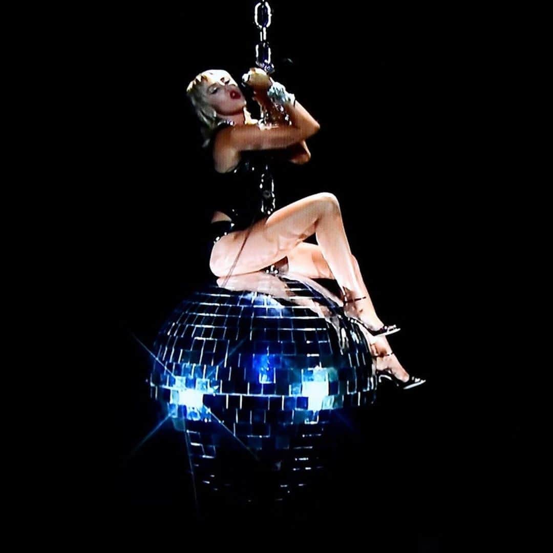 Vogue Taiwan Officialさんのインスタグラム写真 - (Vogue Taiwan OfficialInstagram)「#VogueFashionNow 麥莉@mileycyrus 身穿 @muglerofficial 透視亮片洋裝出席 @vmas 頒獎典禮，而演唱新歌《Midnight Sky》時換上黑色亮片緊身裙，側邊高叉好性感！表演中，她爬上閃亮disco ball重演《Wrecking Ball》經典片段，為表演掀起一陣高潮。﻿  photos from GettyImages  #MileyCyrus #VMAs #midnightsky ﻿ 🖊 #itstifflu」8月31日 13時32分 - voguetaiwan