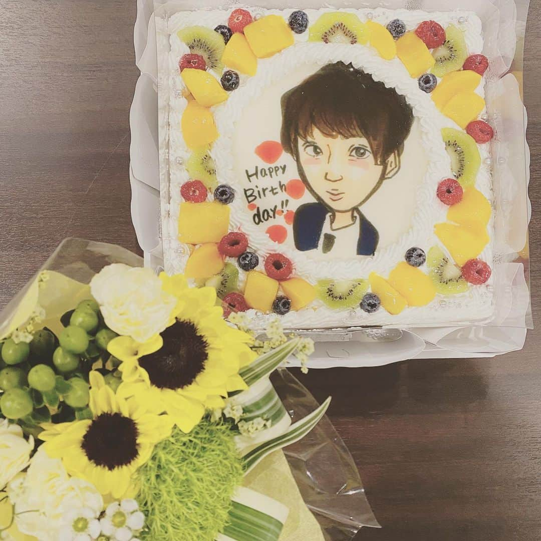 千葉翔也さんのインスタグラム写真 - (千葉翔也Instagram)「改めて8月29日に誕生日でした！  ラジオ前から カウントダウンニコ生やってそのまま生放送、  朝から朗読劇📕  そして夜には深町さんとニコ生  怒涛の24歳から25歳への週末でした… それぞれ見てくださって祝ってれた方ありがとうございます 全部見てくれた方、本当に感謝です  25歳という１つのキリの良い年齢になる前に…という気持ちで、 24歳の1年間は、1つ1つの仕事はもちろんオーディションなどにも普段以上に力を込められた気がします。  その結果が徐々にお見せできると思いますので その時は一緒に喜んでいただけたら嬉しいです  自分は細かいスパンで目標を立てるのが合っているんだなと思いましたので、 今年も1年しっかり刻んで目標を立てて、 芝居や歌やラジオなど様々活動していきます よろしくお願いいたします。  #8月29日 #誕生日 #朗読劇 #ちばナイ #ケーキ #益山武明 #深町寿成  #渡辺紘 #佐藤拓也 #田丸篤志 #小松昌平 #千葉翔也 #25歳が #アラサーだと言ってる人 #怖い #プレアラサー」8月31日 13時40分 - shoya_chiba_official