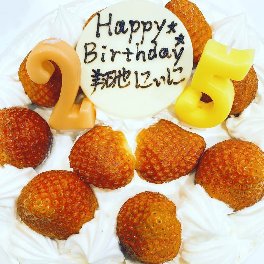 千葉翔也さんのインスタグラム写真 - (千葉翔也Instagram)「改めて8月29日に誕生日でした！  ラジオ前から カウントダウンニコ生やってそのまま生放送、  朝から朗読劇📕  そして夜には深町さんとニコ生  怒涛の24歳から25歳への週末でした… それぞれ見てくださって祝ってれた方ありがとうございます 全部見てくれた方、本当に感謝です  25歳という１つのキリの良い年齢になる前に…という気持ちで、 24歳の1年間は、1つ1つの仕事はもちろんオーディションなどにも普段以上に力を込められた気がします。  その結果が徐々にお見せできると思いますので その時は一緒に喜んでいただけたら嬉しいです  自分は細かいスパンで目標を立てるのが合っているんだなと思いましたので、 今年も1年しっかり刻んで目標を立てて、 芝居や歌やラジオなど様々活動していきます よろしくお願いいたします。  #8月29日 #誕生日 #朗読劇 #ちばナイ #ケーキ #益山武明 #深町寿成  #渡辺紘 #佐藤拓也 #田丸篤志 #小松昌平 #千葉翔也 #25歳が #アラサーだと言ってる人 #怖い #プレアラサー」8月31日 13時40分 - shoya_chiba_official